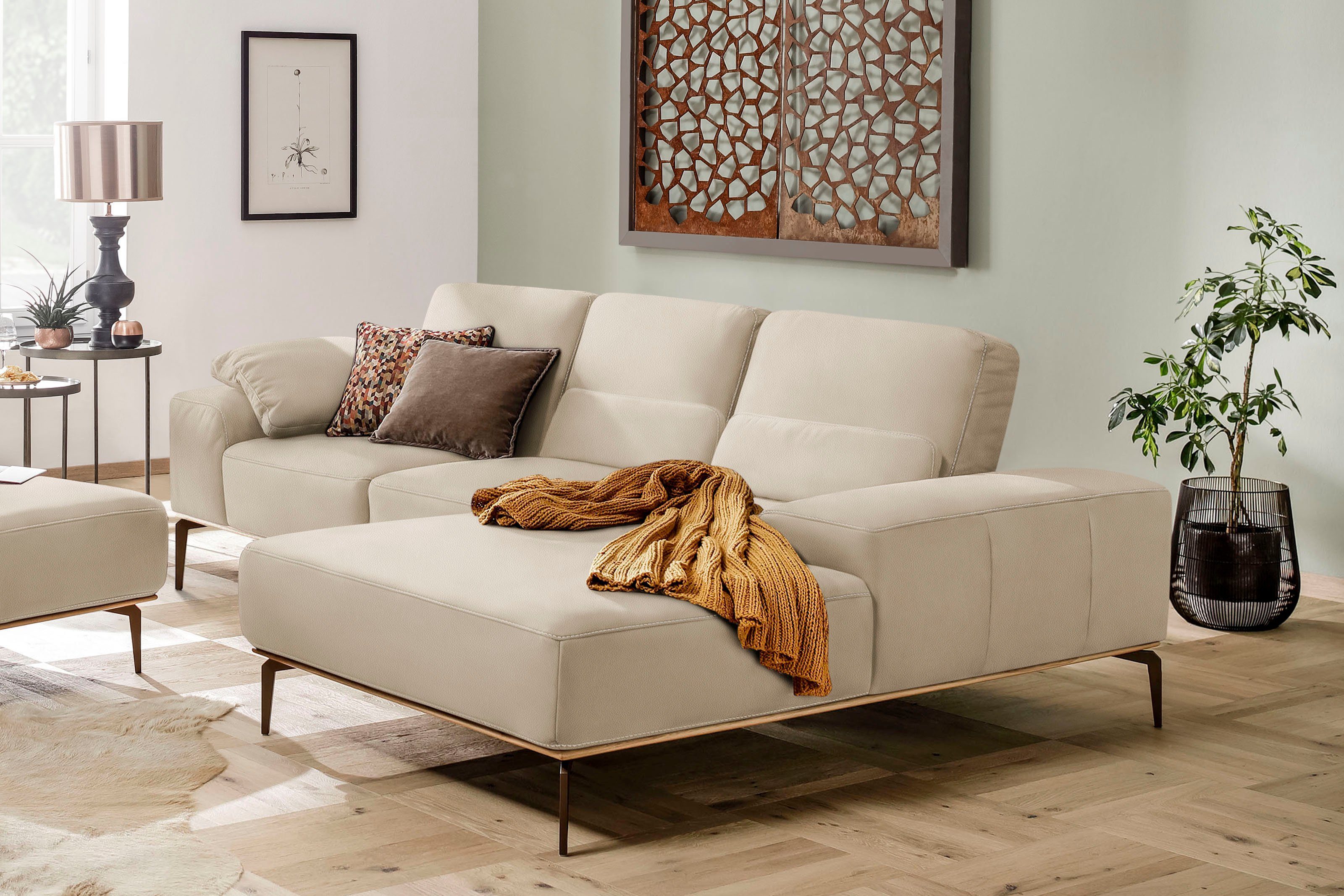 W.SCHILLIG Ecksofa run, Designsofa mit tollem Sitzkomfort, bequem, L-Form, mit Holzsockel, Füße in Bronze pulverbeschichtet, Breite 279 cm