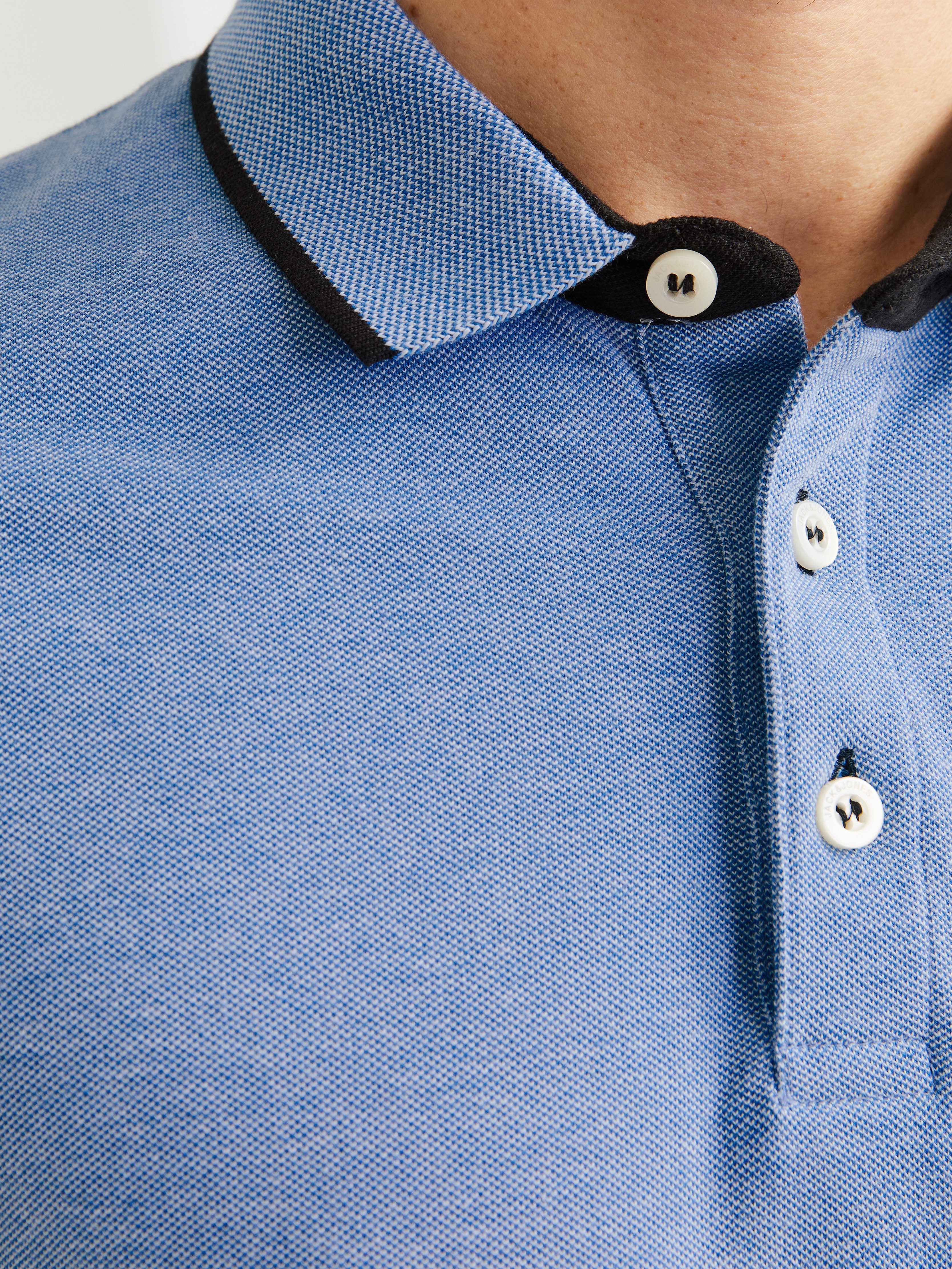 Jack & Jones Poloshirt JJEPAULOS Poloshirt mit klassischem Kragen und figurbetonter Form Logostickerei, modisch, schmal, Baumwolle, Polokragen