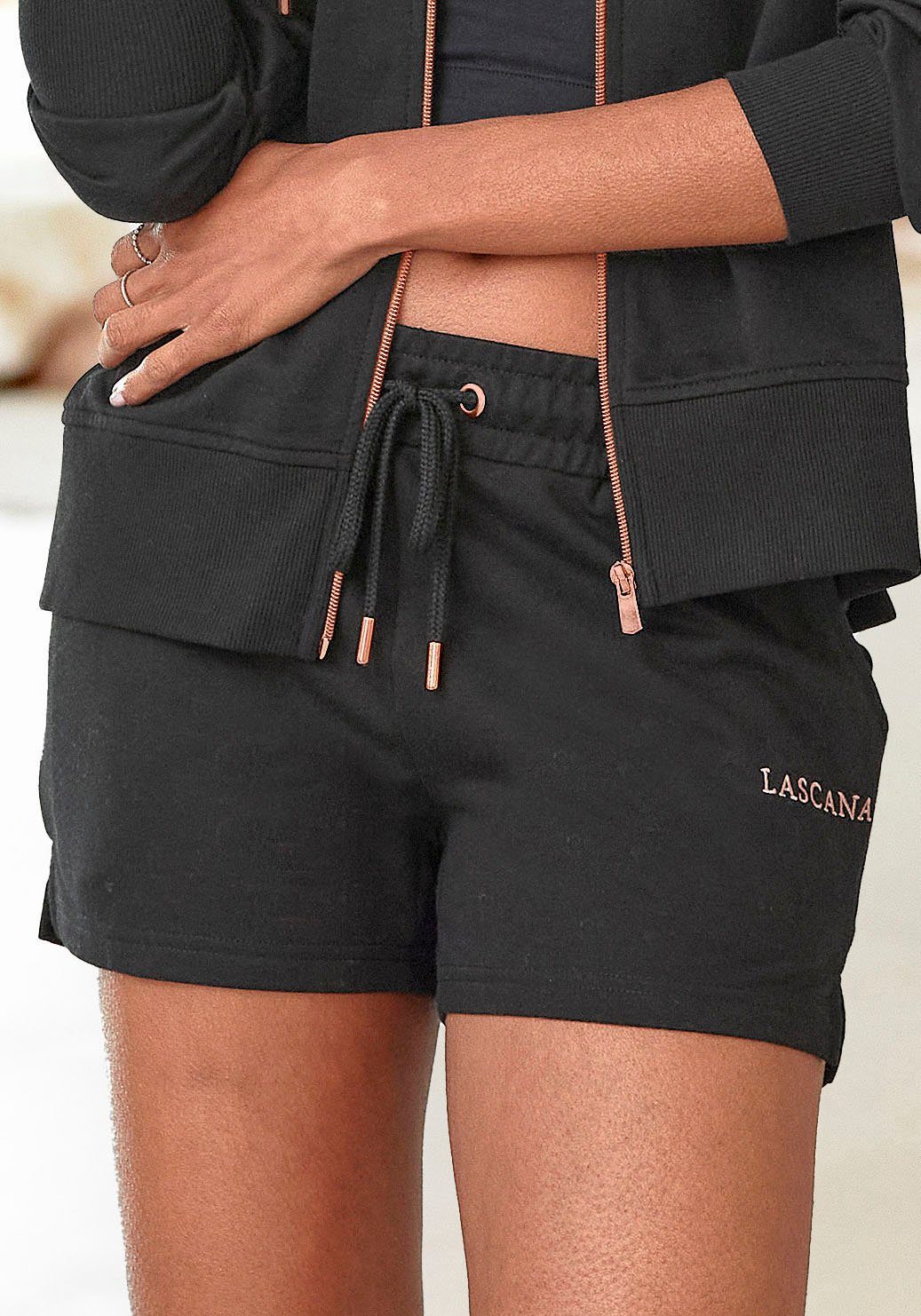 Sweatshorts LASCANA mit schwarz Loungeanzug Logostickerei,