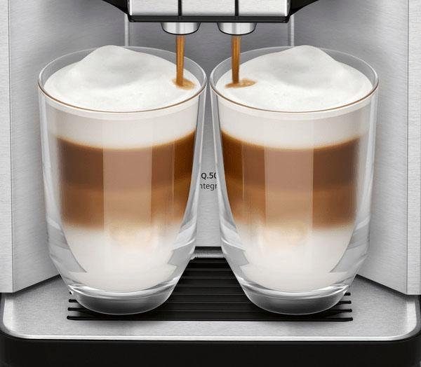 SIEMENS Kaffeevollautomat Milchbehälter, EQ.5 integrierter integral 500 TQ507D03, gleichzeitig Bedienung, einfache 2 Tassen