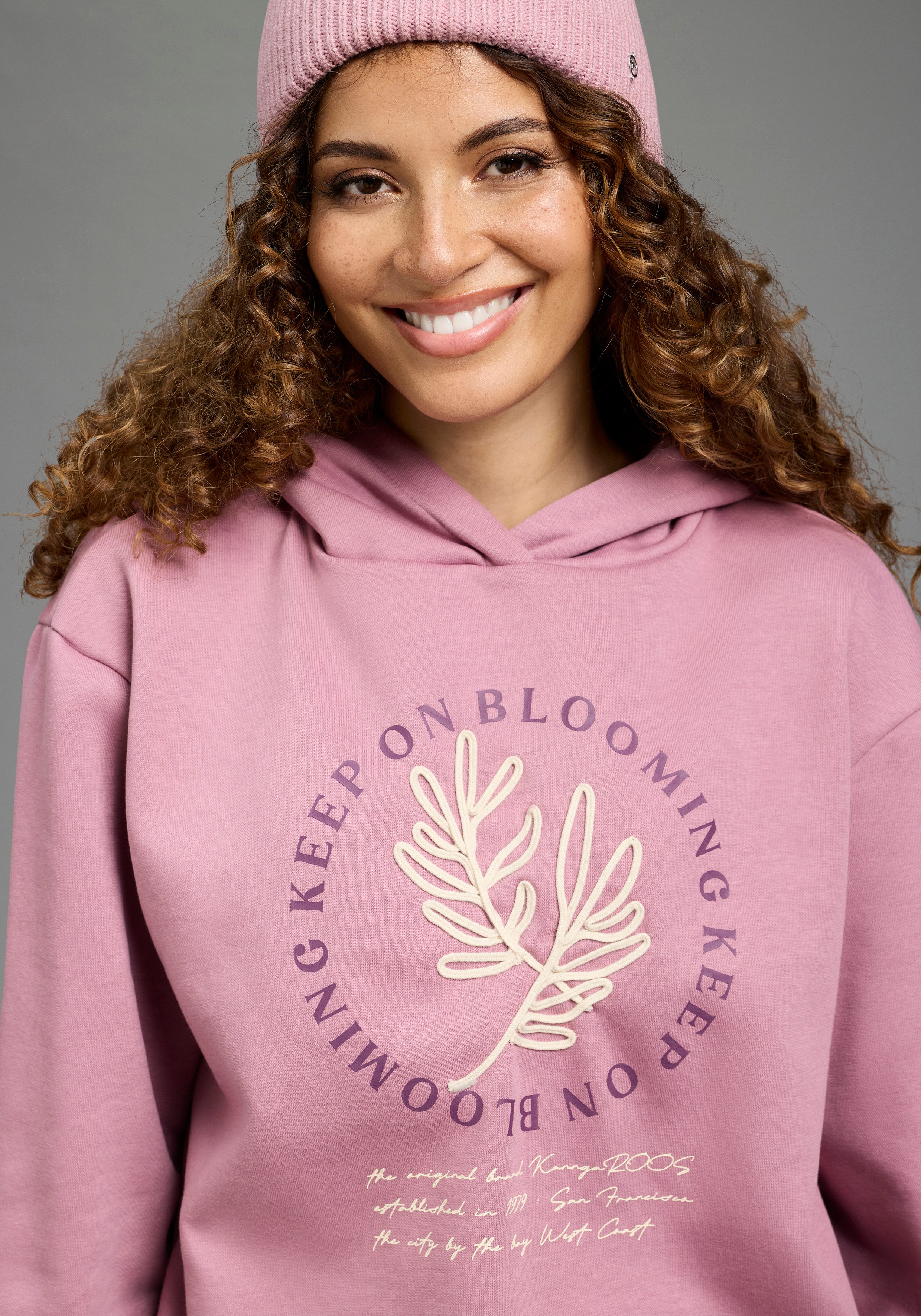 KangaROOS Kapuzensweatshirt mit Kapuze, weite Passform, hüftlange Form, auch in großen Größen. € 49,99, (€ 49,99 pro 1 Stk).