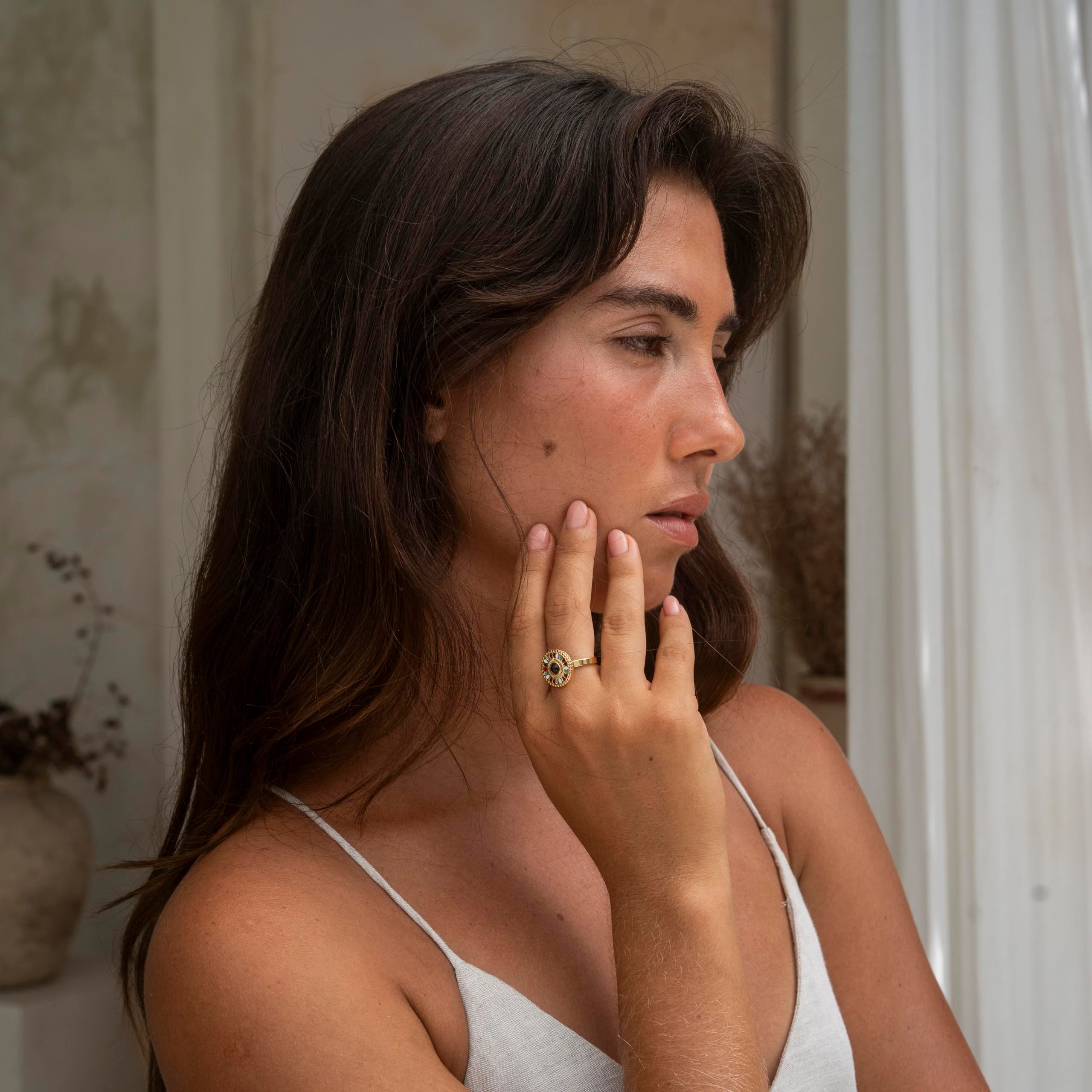 Made by Nami Fingerring in Gold mit Cleopatra Verzierung mit Sonnen Symbol und bunten Steinen, Ägyptischer Schmuck Wasserfest Größenverstellbar