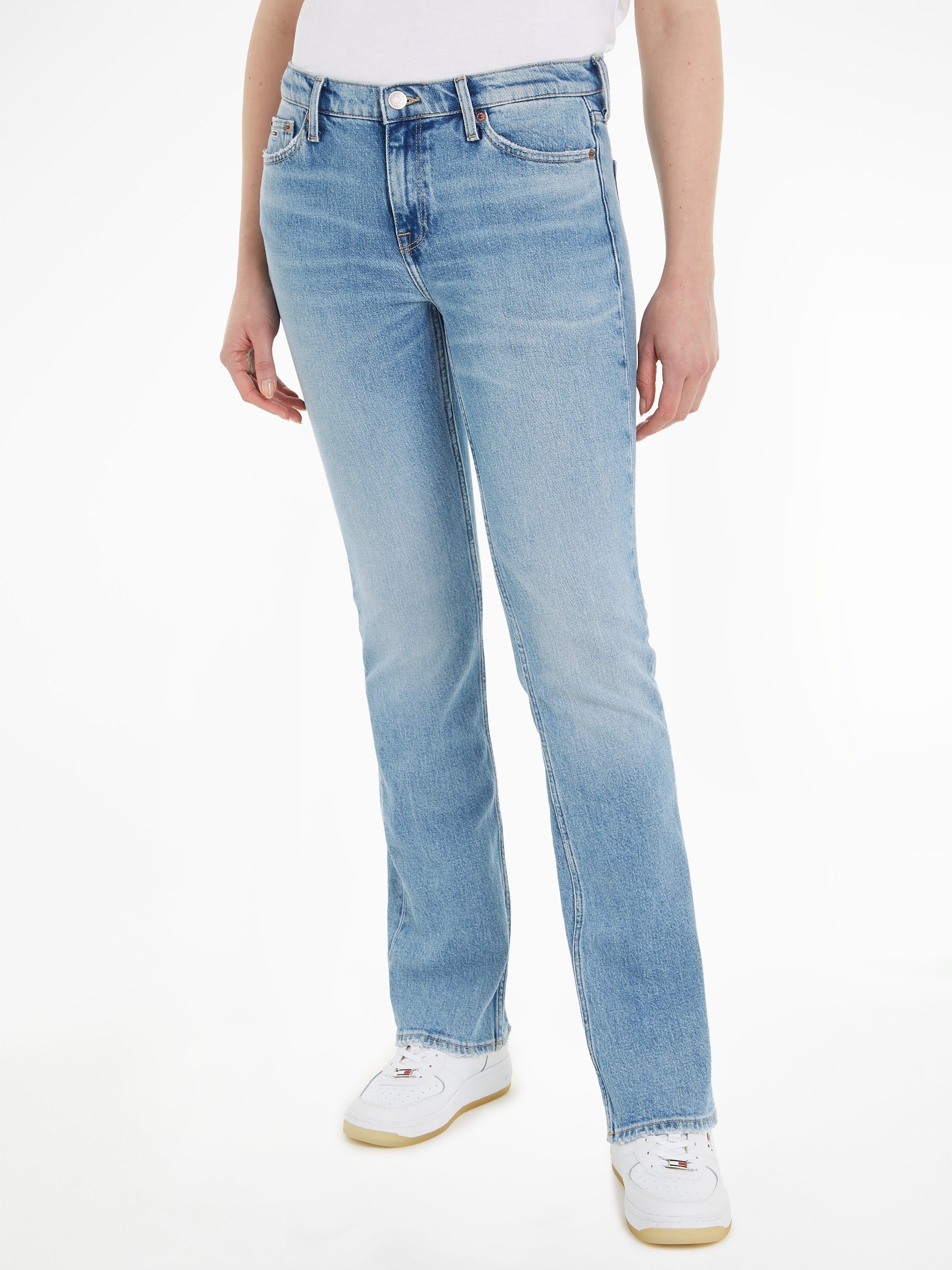 Tommy Jeans Bootcut-Jeans Maddie mit Badge & Jeans Markenlabel Tommy