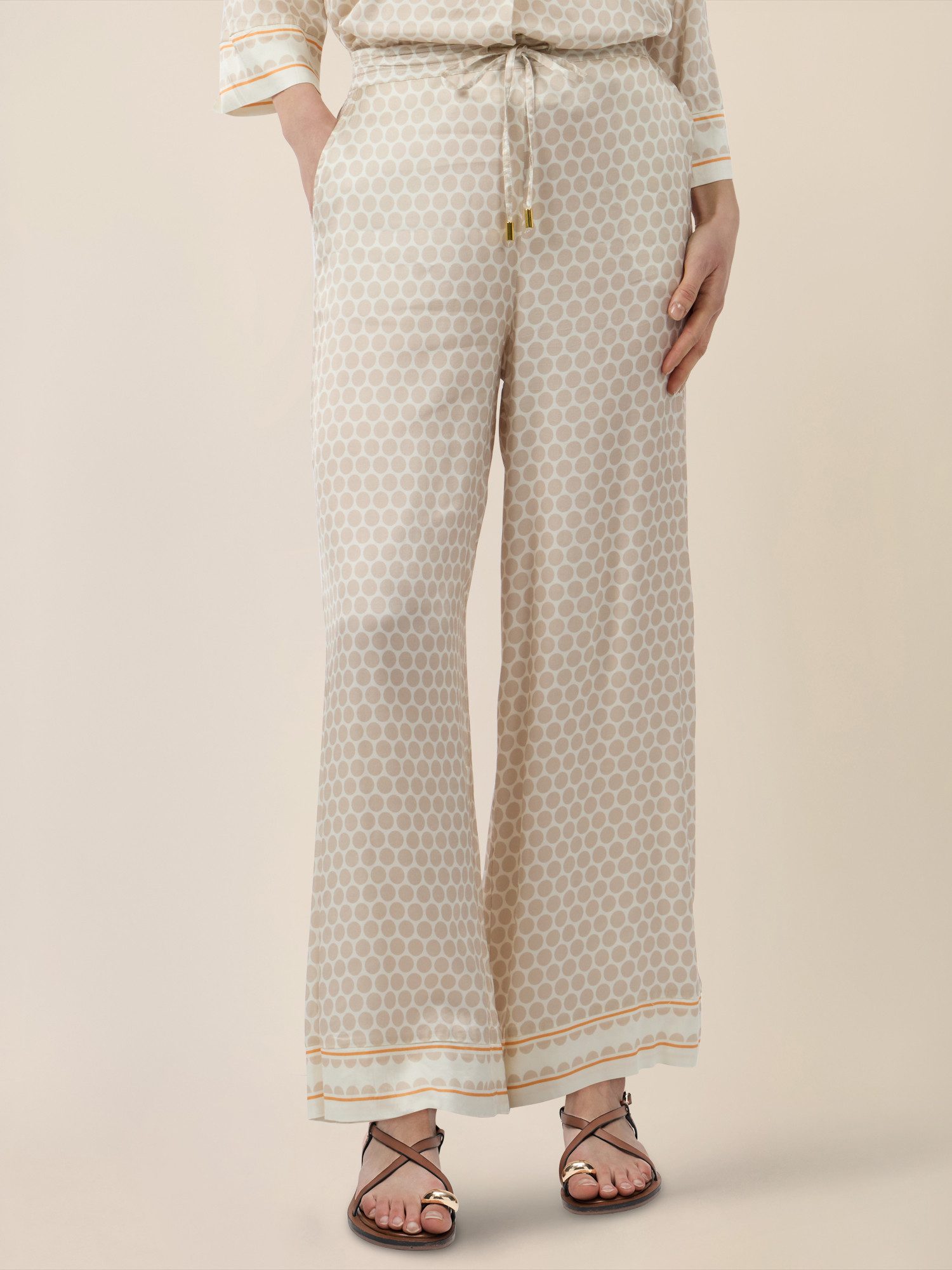 Apart Stoffhose mit Punktedesign und Kontrastsaum