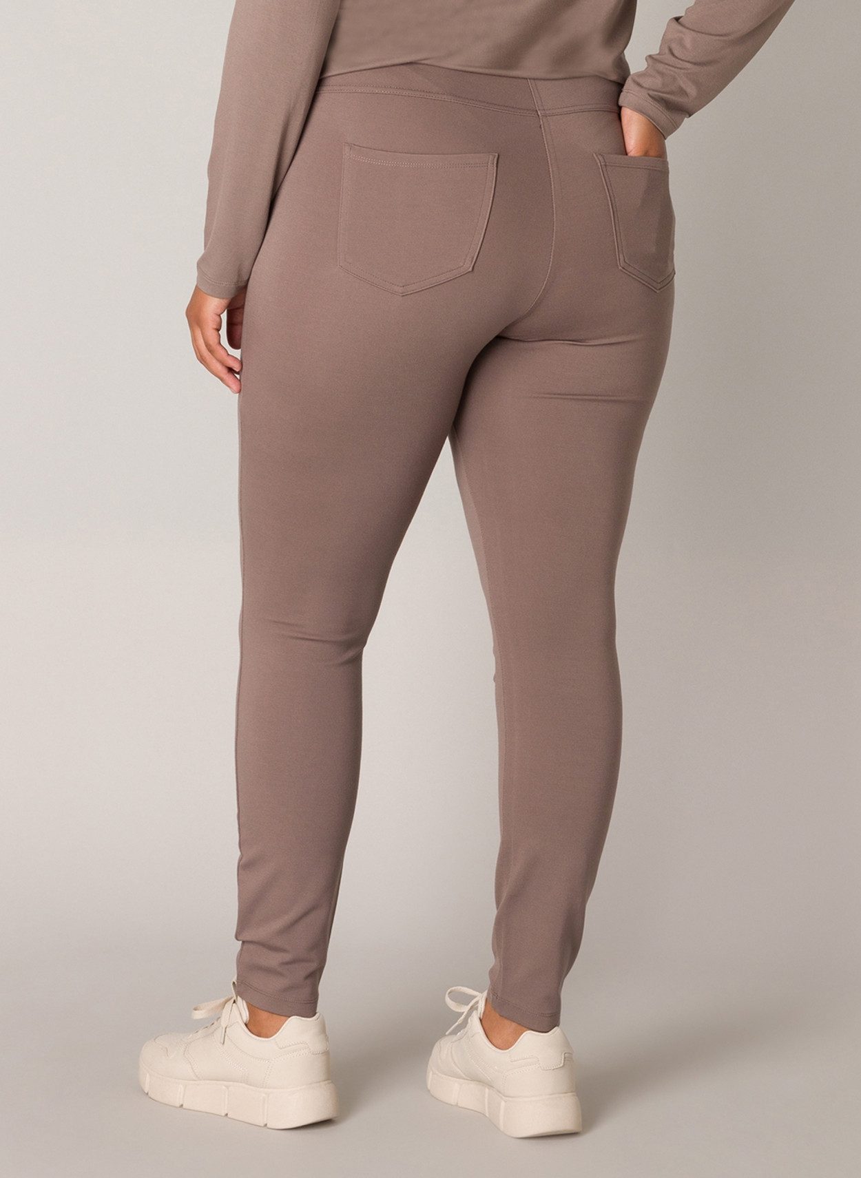 Base Level Curvy Treggings mit elastischem Bund und angedeuteten Eingriffta günstig online kaufen
