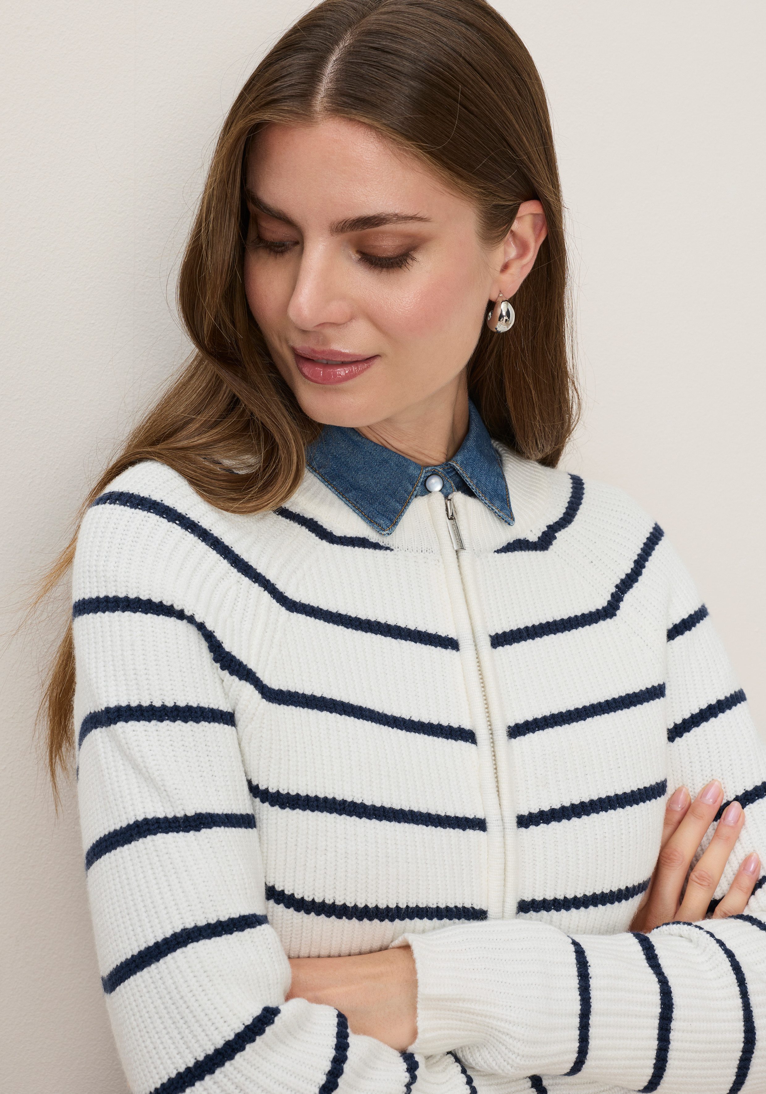 Tamaris Strickjacke mit Streifen und lässig geschnittener Passform aus weicher Viskosemischung – Bild 4 von 5