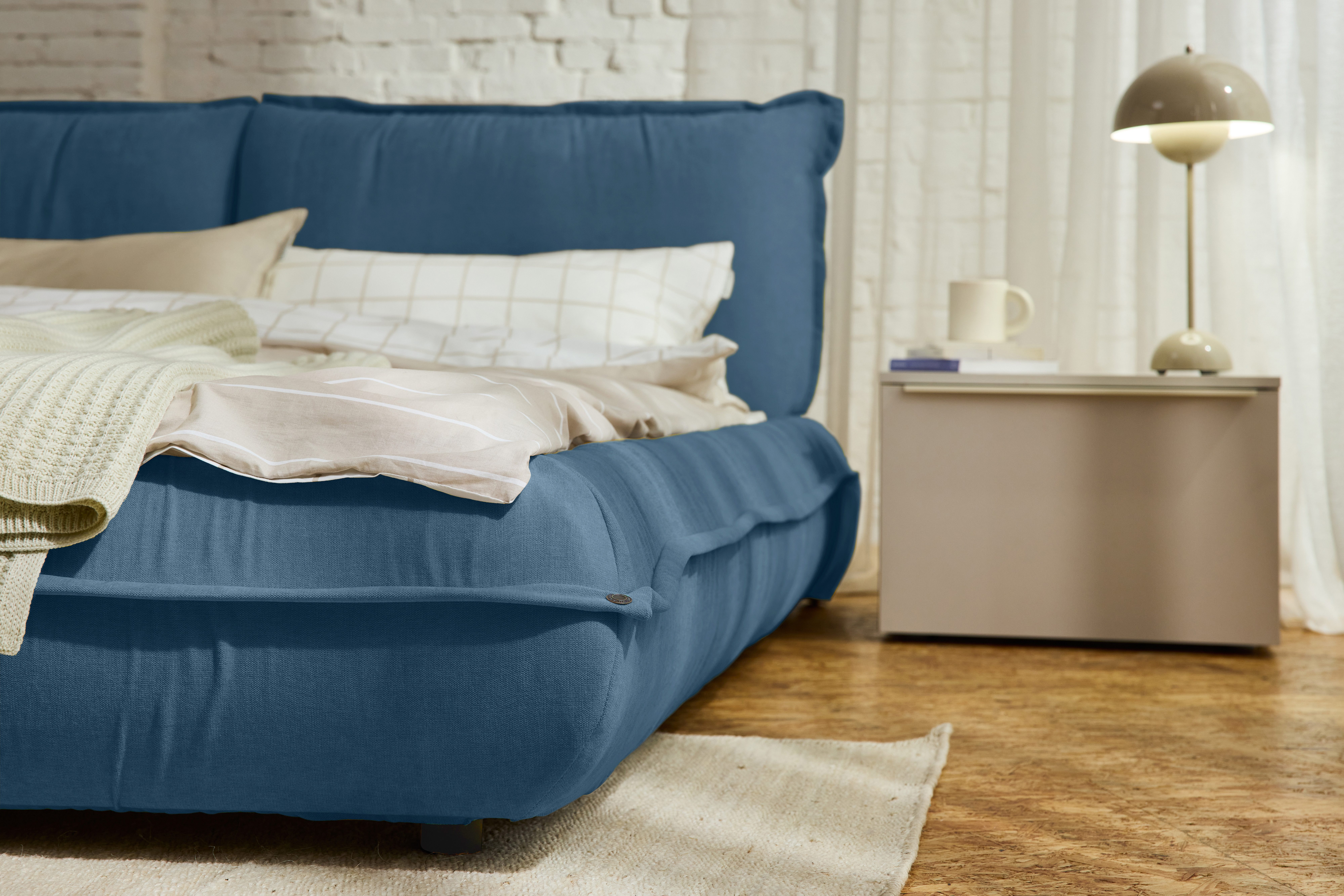 TOM TAILOR HOME Polsterbett PILLOW BED – lässiges Bett mit Kopfteil und Bettrahmen in Kissenform, besonders niedrige Optik – Bettrahmen mit abnehmbarem Bezug