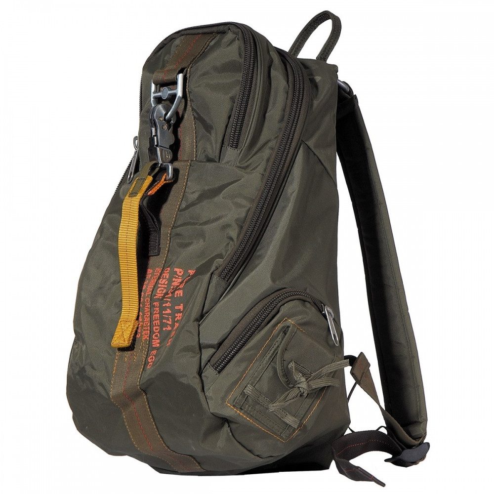 Freizeitrucksack PureTrash Rucksack PT Nylon oliv mit Karabinerhaken.
