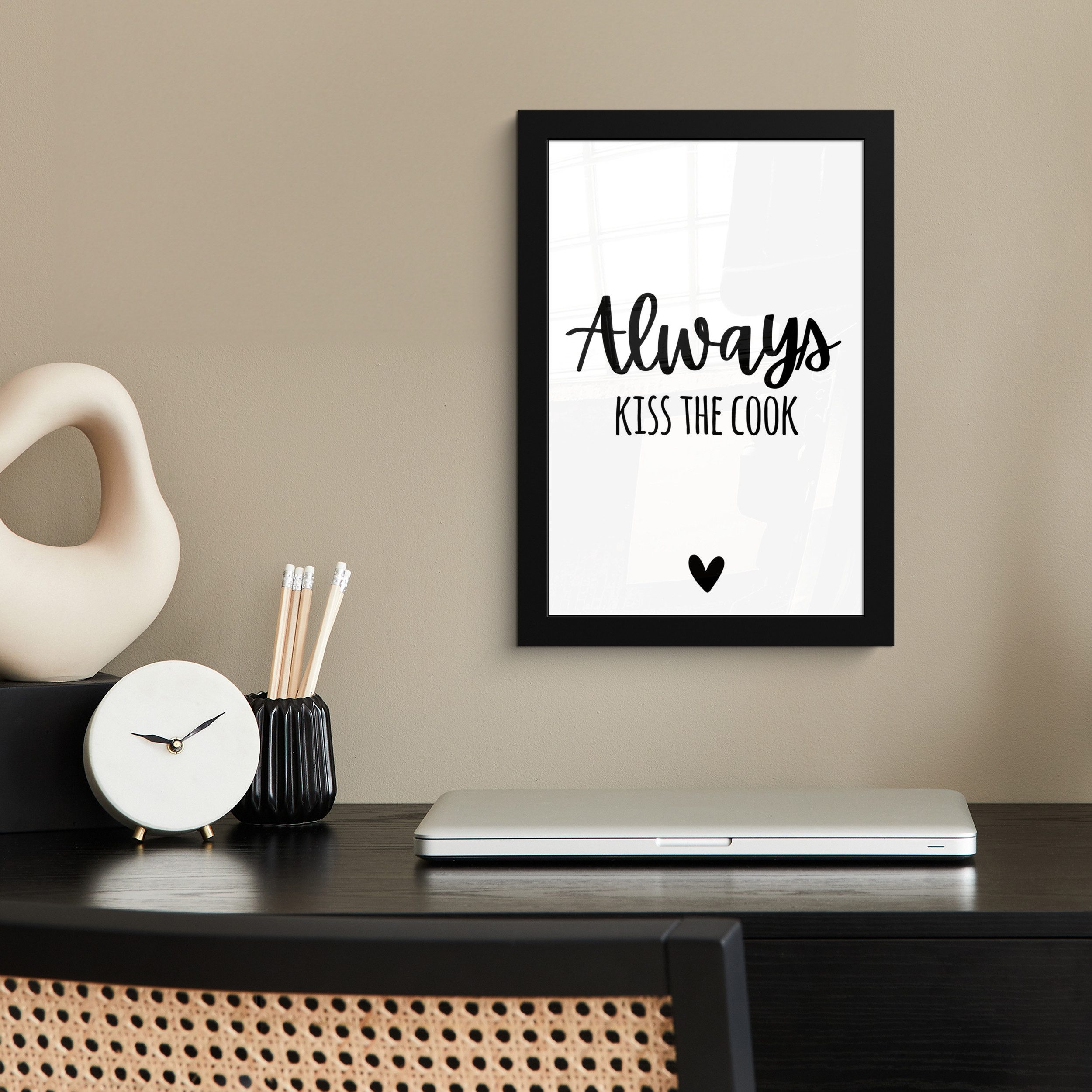 MuchoWow Poster Zitat - 'Küsse immer den Koch' - Liebe - Schwarz - Weiß, (1 St), Bilderrahmen, Zimmer Deko, Bild für Wohnzimmer, 20x30 cm