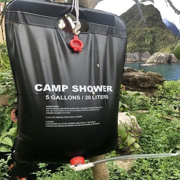 Retoo Gartendusche Camping Dusche Solar Garten Reise Festival 20L Shower Wassersack (Wasserbeutel,Schlauch mit Duschaufsatz,Tippen Sie auf, um den Wasserfluss zu regulieren,Eine Schnur mit einem Aufhänger,Verstärkungsrohr,Bedienungsanleitung in Deutsch, Set), Perfekt für Camping, Es erwärmt das Wasser mit Hilfe von Sonnenlicht