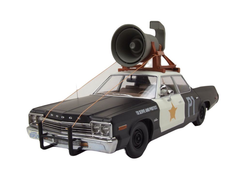KK Scale Modellauto Dodge Monaco Bluesmobile look-alike 1974 schwarz weiß mit Lautsprecher, Maßstab 1:18