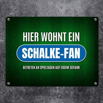 speecheese Metallschild Hier wohnt ein Schalke Fan Metallschild mit Rasen Motiv Fußball