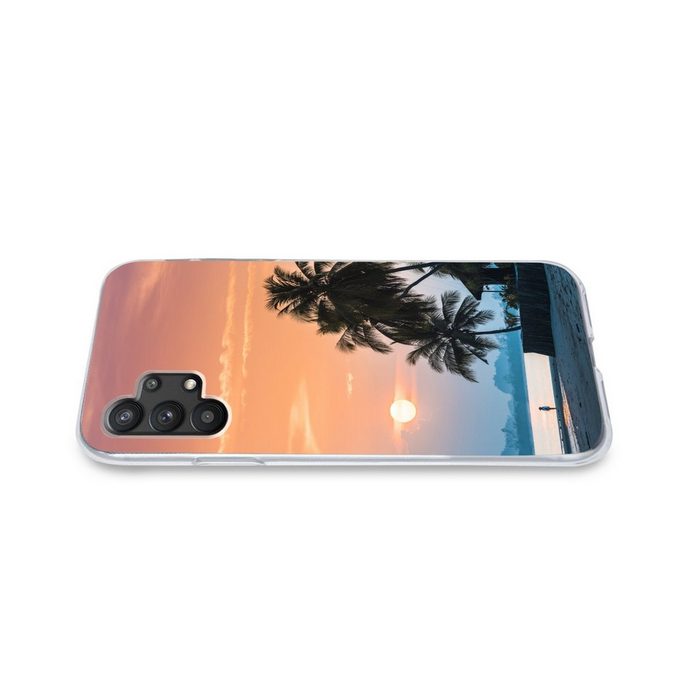 MuchoWow Handyhülle Sonnenuntergang auf einer Insel mit den Silhouetten von Palmen Handyhülle Samsung Galaxy A32 5G Smartphone-Bumper Print Handy ZV11136