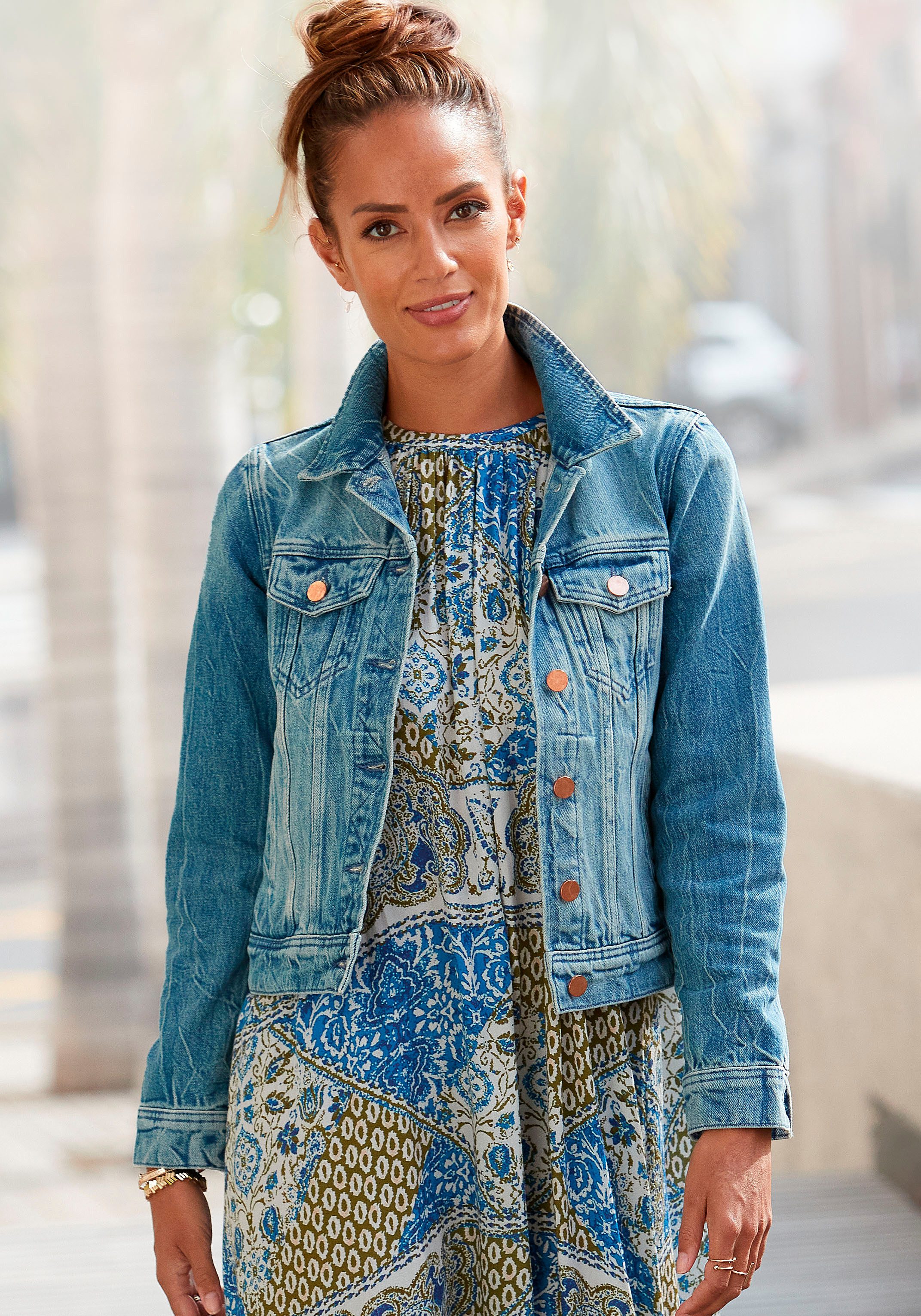 LASCANA Jeansjacke mit zwei Pattentaschen und Riegeln am Saum Denimjacke, kurze Übergangsjacke, Sommerjacke aus Denim