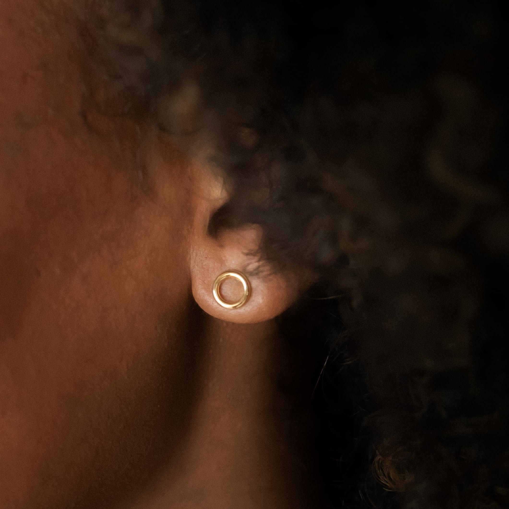 Made by Nami Paar Ohrstecker Schwarze/Goldene Edelstahl Ohrstecker mit Goldrand Schmuck (2er Paar), Geschenk für Frauen/Damen