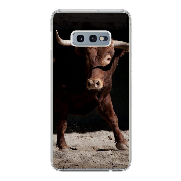 MuchoWow Handyhülle Ein brauner Stier vor schwarzem Hintergrund Phone Case Handyhülle Samsung Galaxy S10e Silikon Schutzhülle