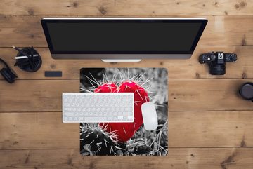 MuchoWow Gaming Mauspad Schwarz-Weiß-Foto mit einem roten herzförmigen Kaktus (1-St), Mousepad mit Rutschfester Unterseite, Gaming, 40x40 cm, XXL, Großes