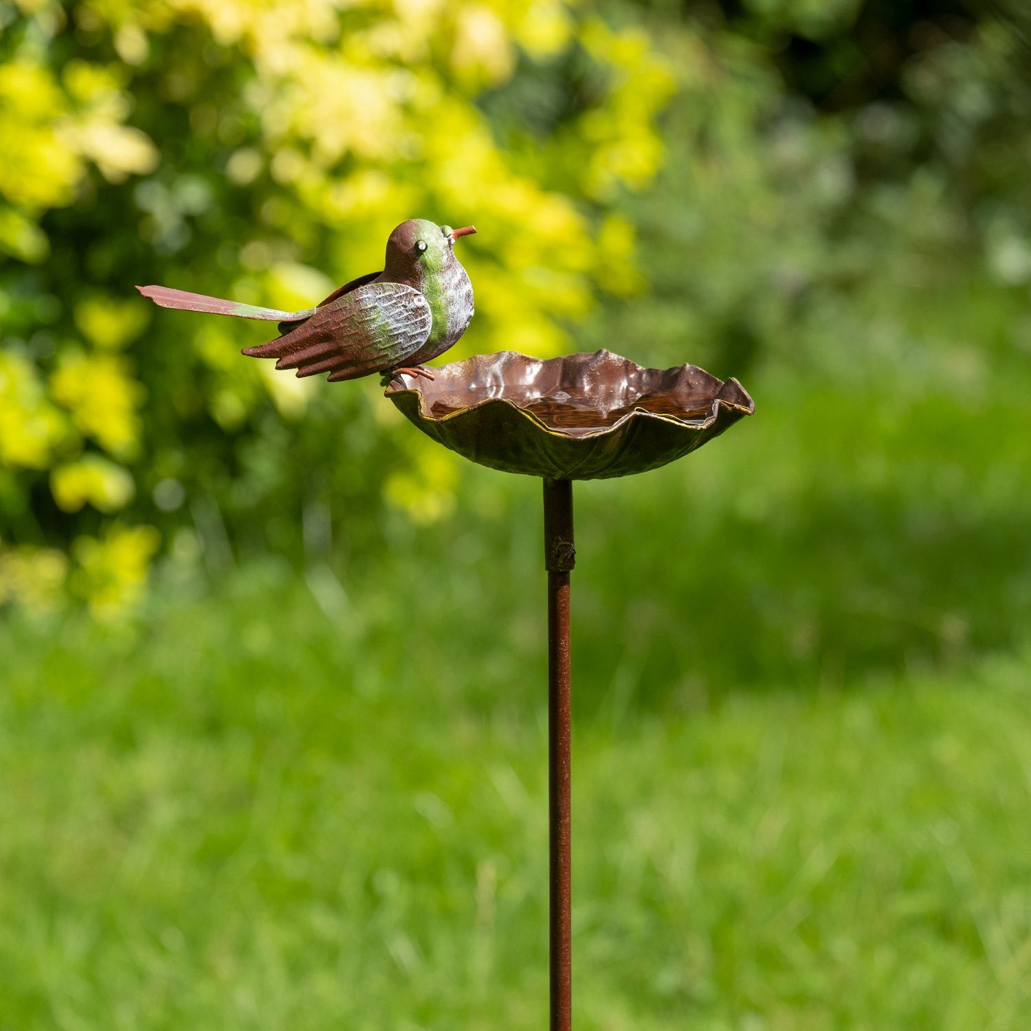 Moritz Metall grünem Gartenstecker Gartedekoration Dekostab Vogeltränke Erdspieß Gartenfigur mit Vogel Gartenstab