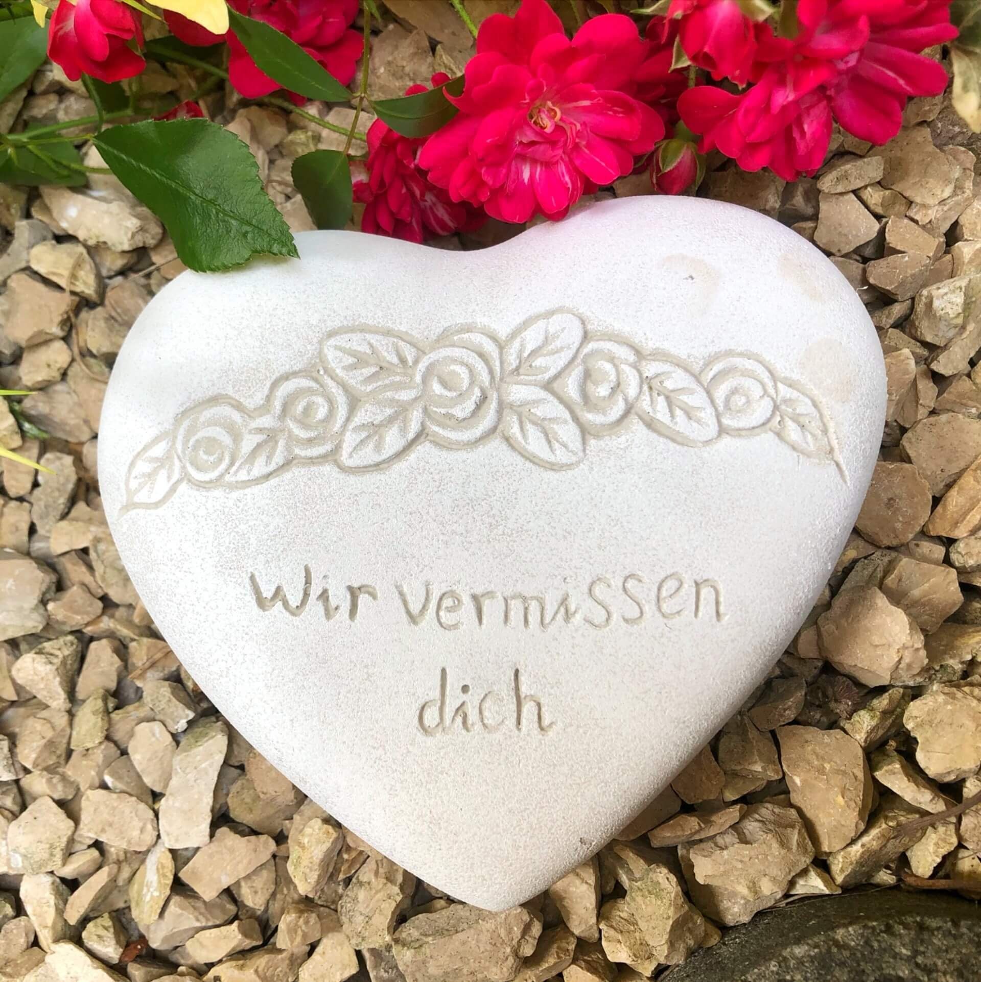 Radami Gartenfigur Grabherz mit Spruch "Wir vermissen dich" ca.600g