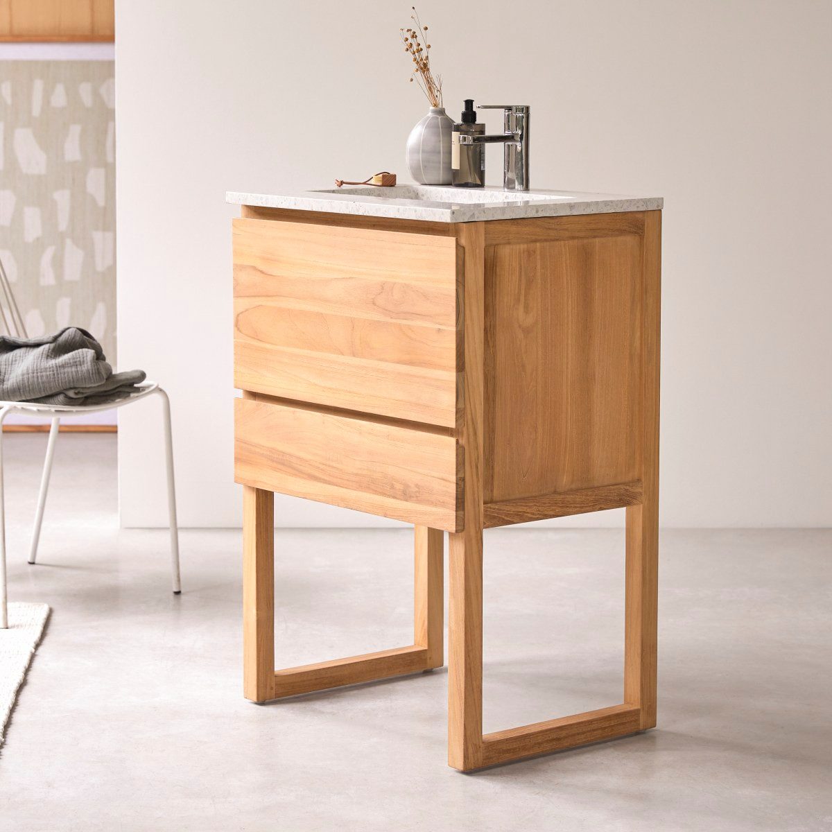 Tikamoon Waschtisch Badezimmerschrank Edgar aus massivem Teakholz und Premium-Terrazzo Moo