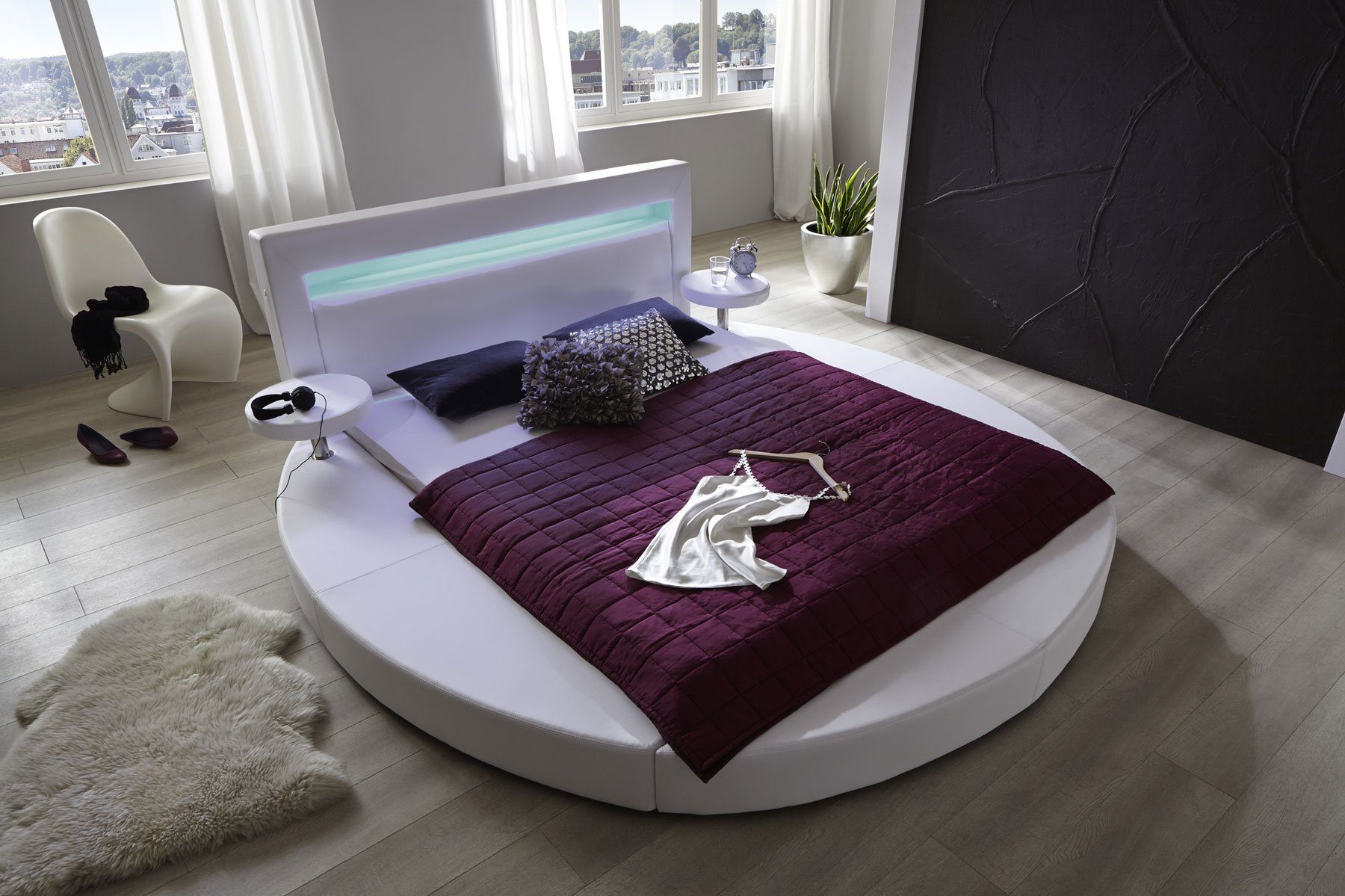 Junado® Rundbett »Tangram«, exklusives Bett, Kunstlederbezug in Weiß, Größe  180 x 200cm, integrierte Lichtleiste, modernes Design