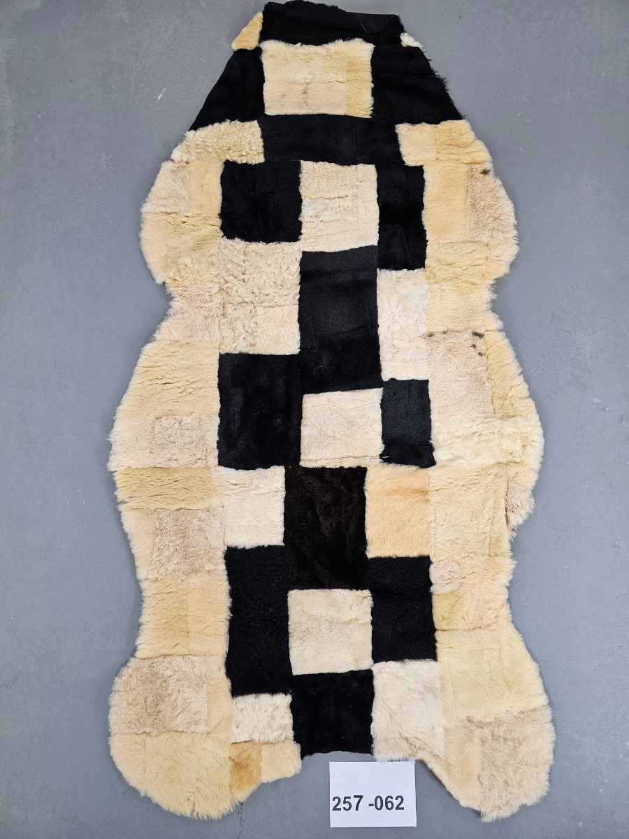 Provellus Fellteppich Öko Schaffell Patchwork Unikat – Beige mit schwarzen Akzenten