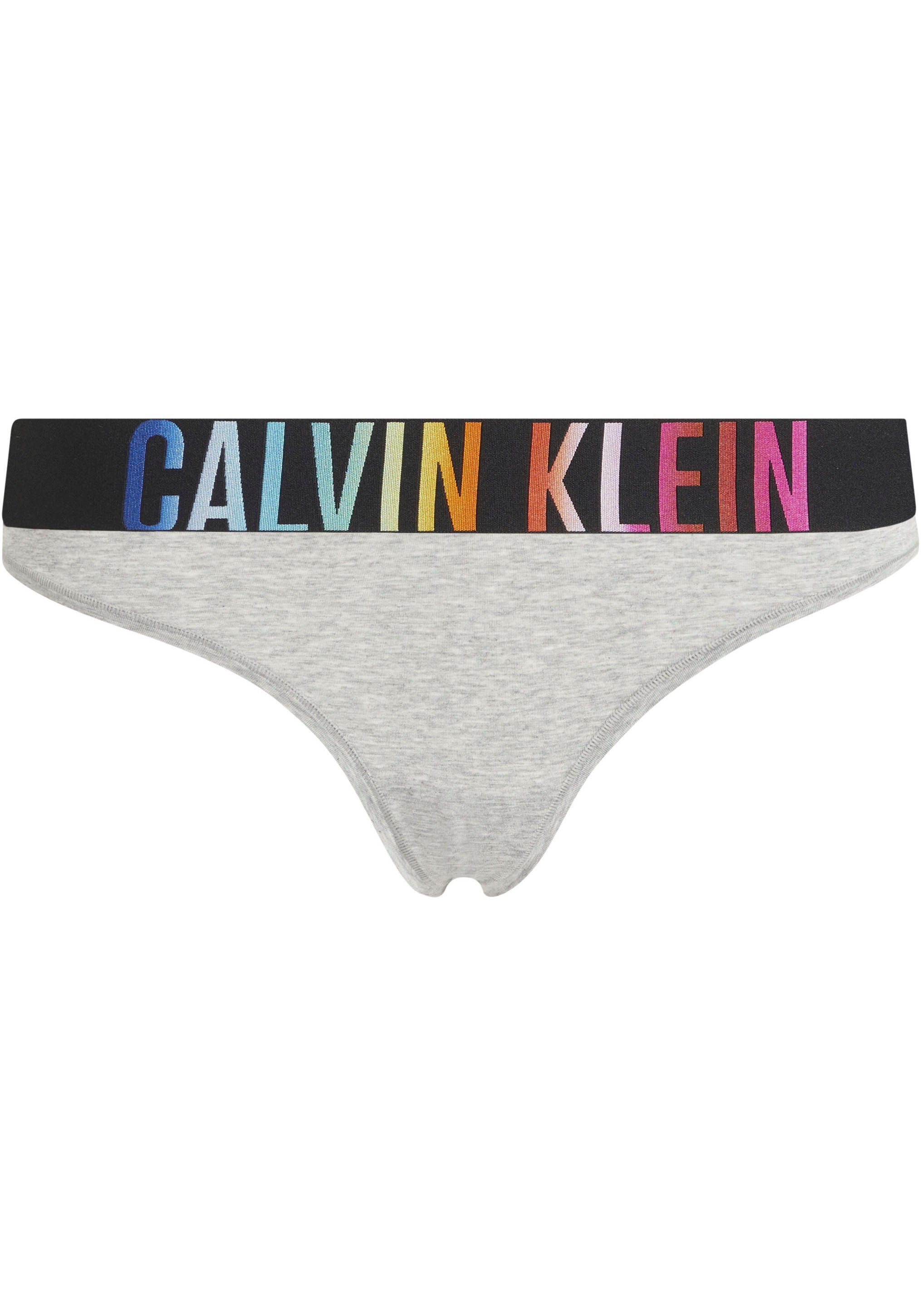 Calvin Klein Underwear String THONG mit mehrfarbigen Logoschriftzügen