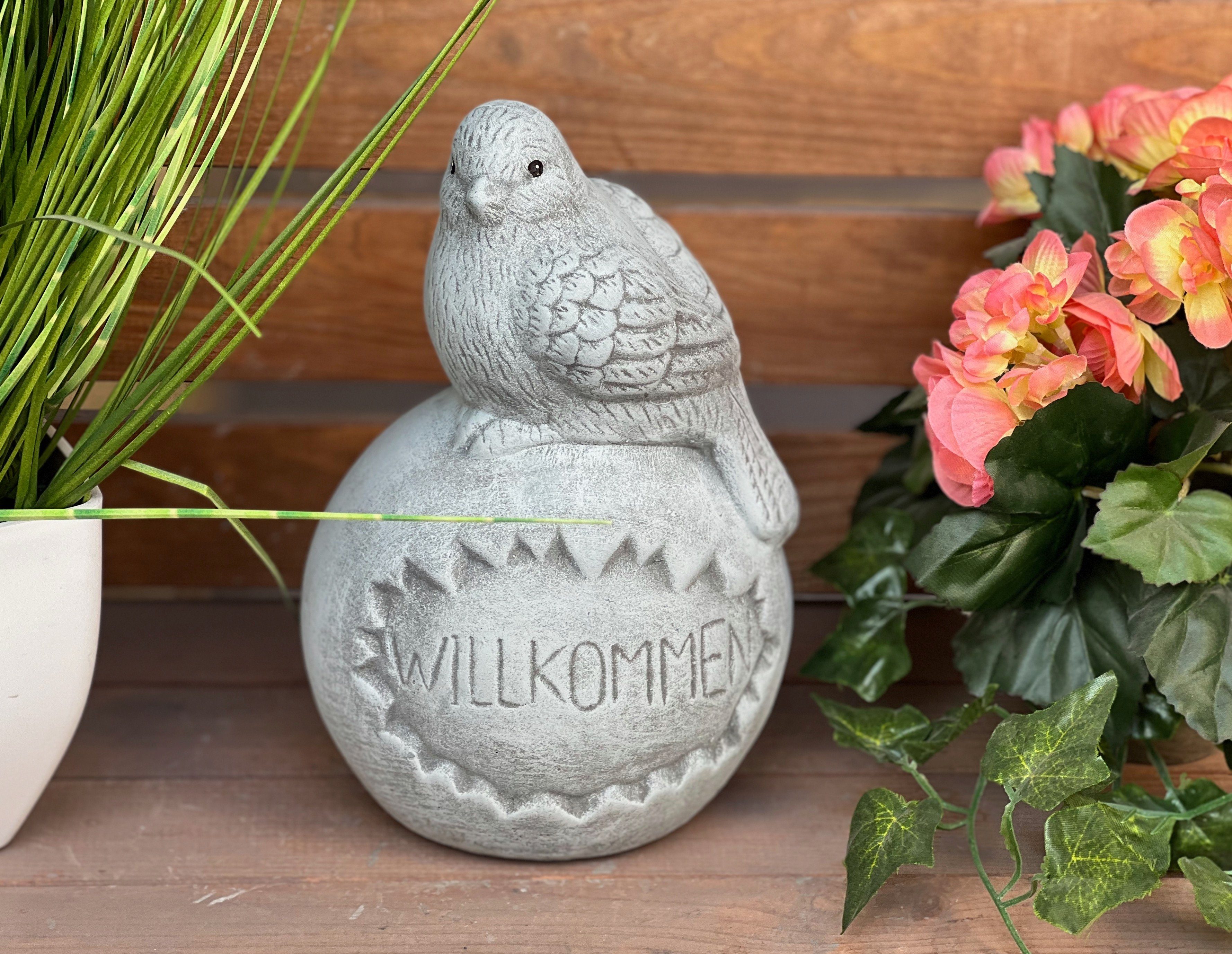 Stone and Style Gartenfigur Steinfigur "Willkommen", Kugel frostfest Steinguss auf Vogel