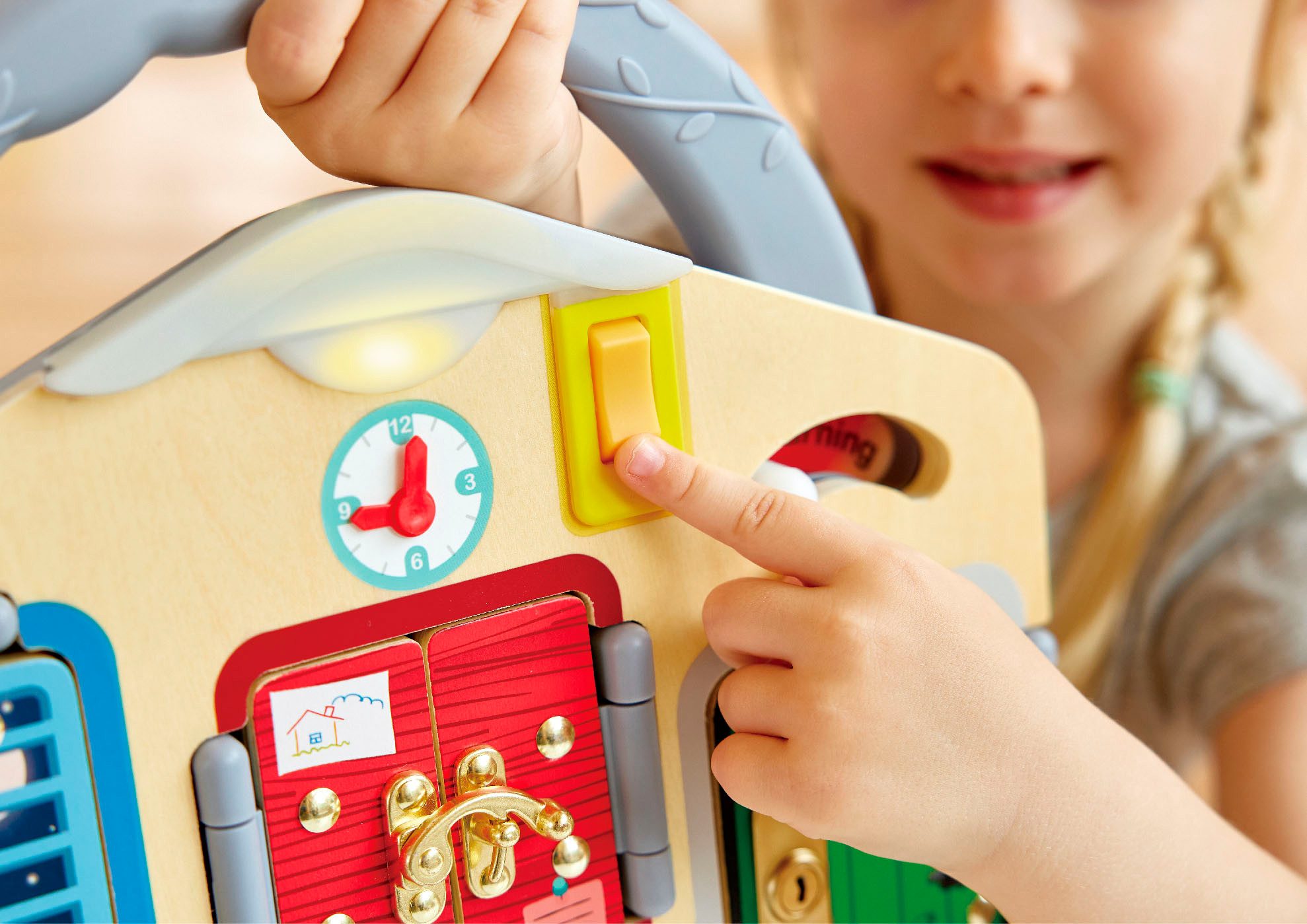 Hape Motorikbrett Spiele-Tafel Schloss & Schlüssel, mit Lichtfunktion