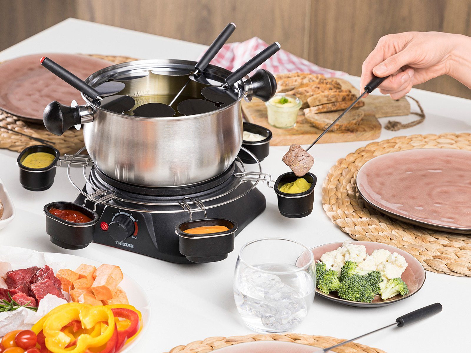 Tristar Elektro-Fondue, 8 Fonduegabeln, 1.3 l, 2-8 Personen Set mit Saucenring Fonduetopf auch für Käsefondue