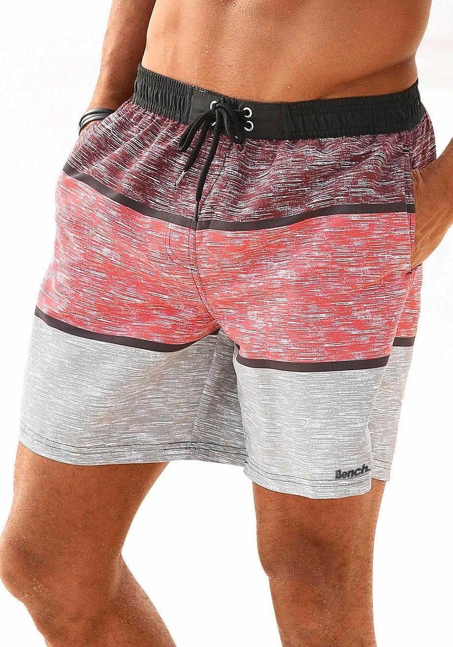 Bench. Badeshorts Mac im trendigen Blockstreifen-Look