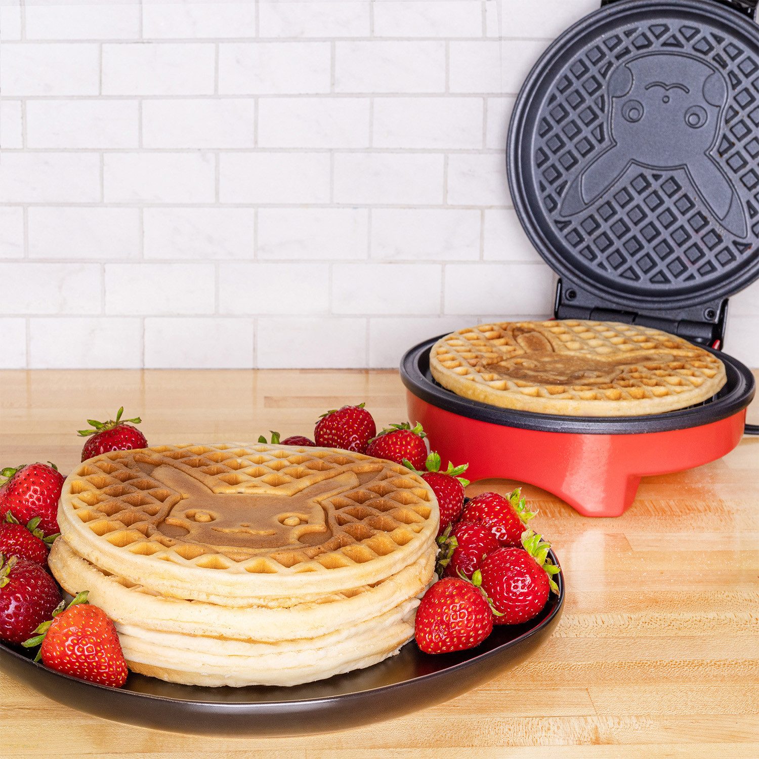 Uncanny Brands Waffeleisen Pokémon Pikachu Waffeleisen - Antihaft Waffle Maker – Bild 5 von 5