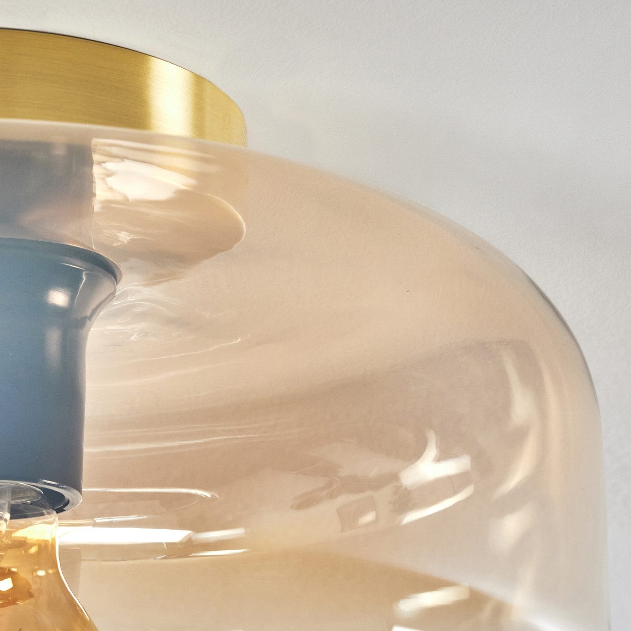 hofstein Deckenleuchte Deckenlampe aus Metall/Glas in Messingfarben/Bernsteinfarben/Klar, ohne Leuchtmittel, Retro-Design, mit Schirm aus Glas (28 cm), 1x E27,  – Bild 3 von 5