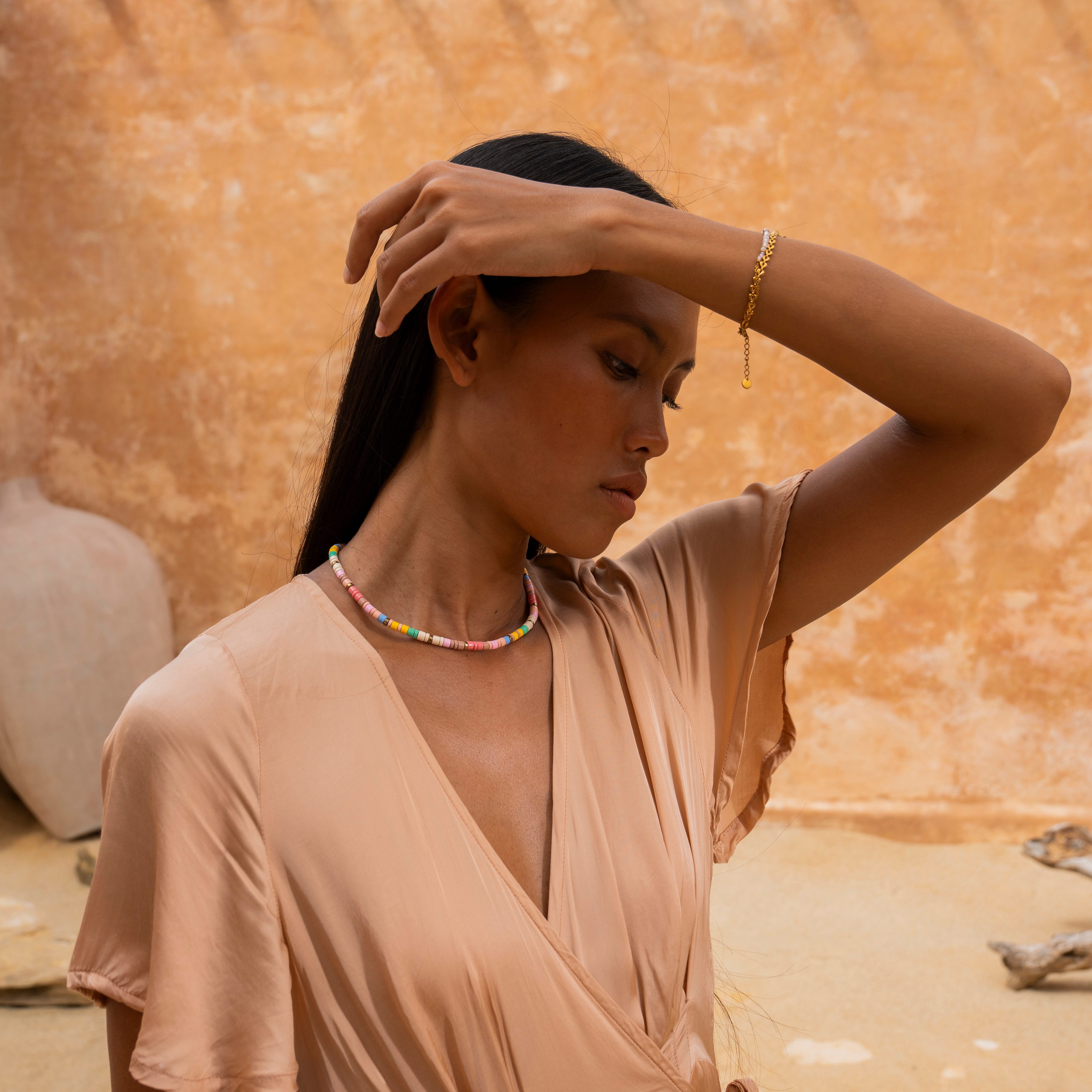 Made by Nami Perlenkette Damen Halskette bunt Naturstein verstellbar wasserfest hypoallergen, aus Naturstein – Boho-Stil – Sommerlich – mit Verlängerung