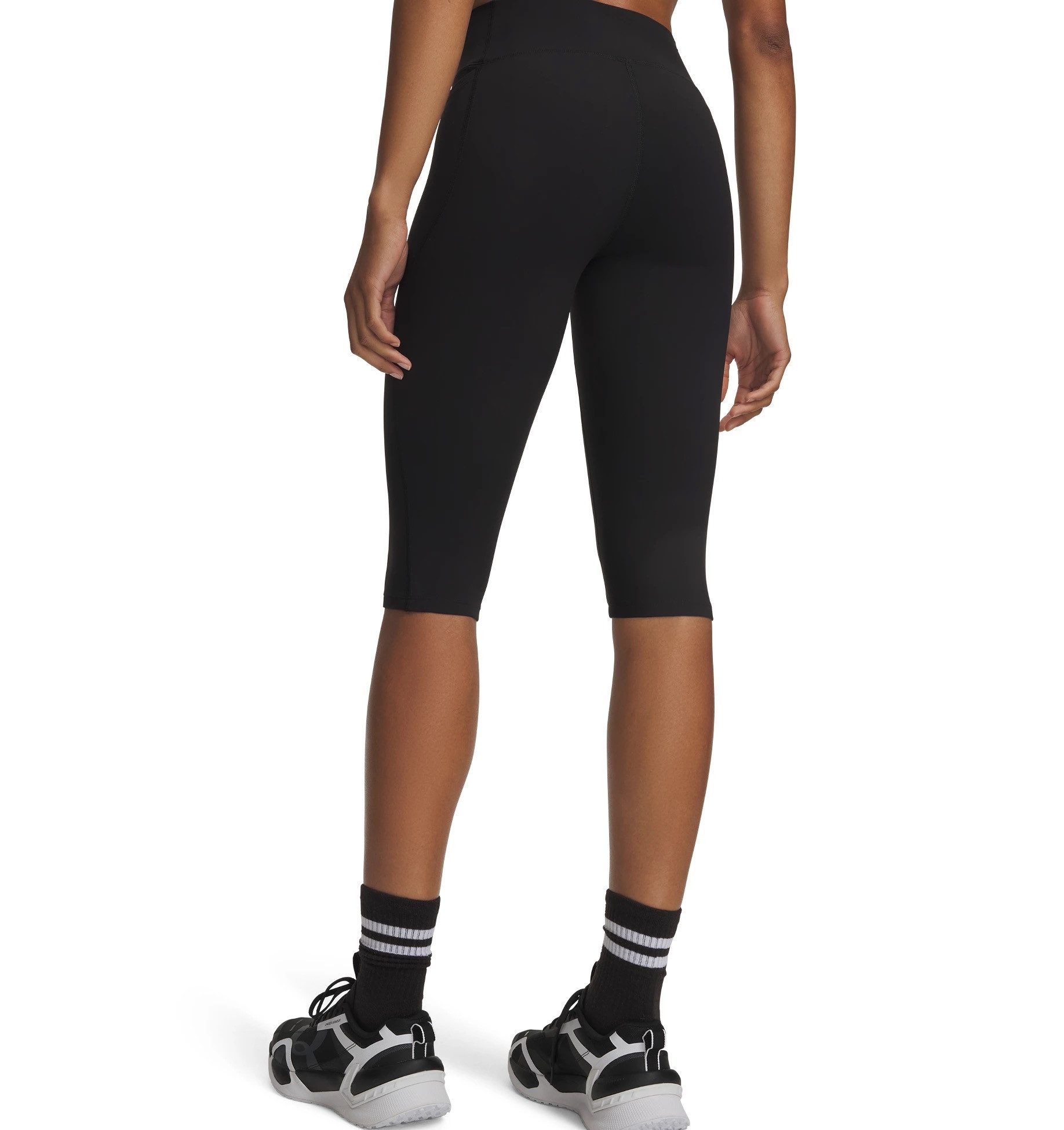 Under Armour® Caprihose MOTION CAPRI Capri-Länge, sportlicher Stil, mit Elasthan-Anteil, aus Polyester