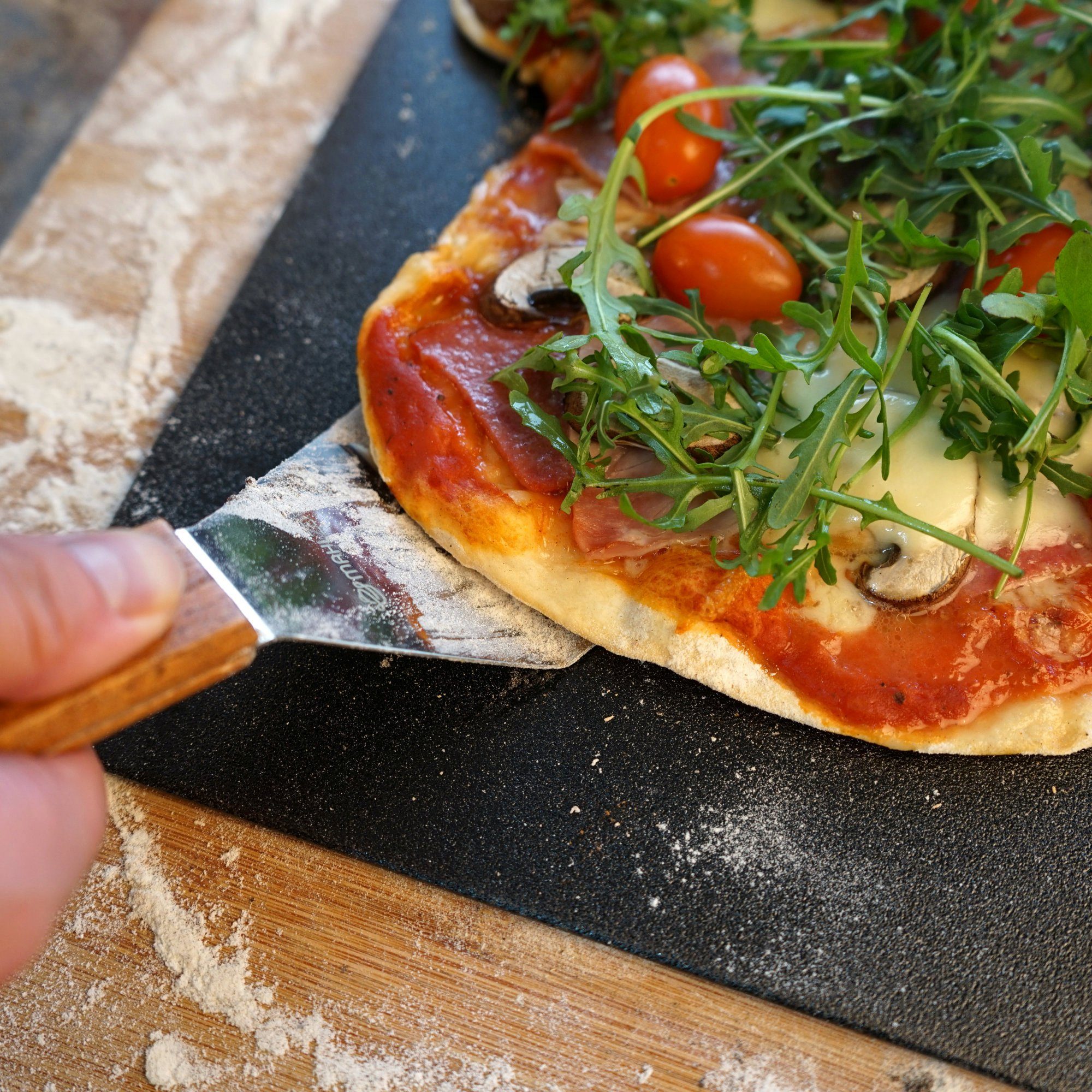 Mahlzeit Pizzastein 4-teiliges Pizza Set, Pizzastein mit Schaufel, Pizzaroller, Spachtel, Cordierit, (Set, 4-teiliges Pizza Set, Pizzastein mit Schaufel, Pizzaroller, Spachtel)