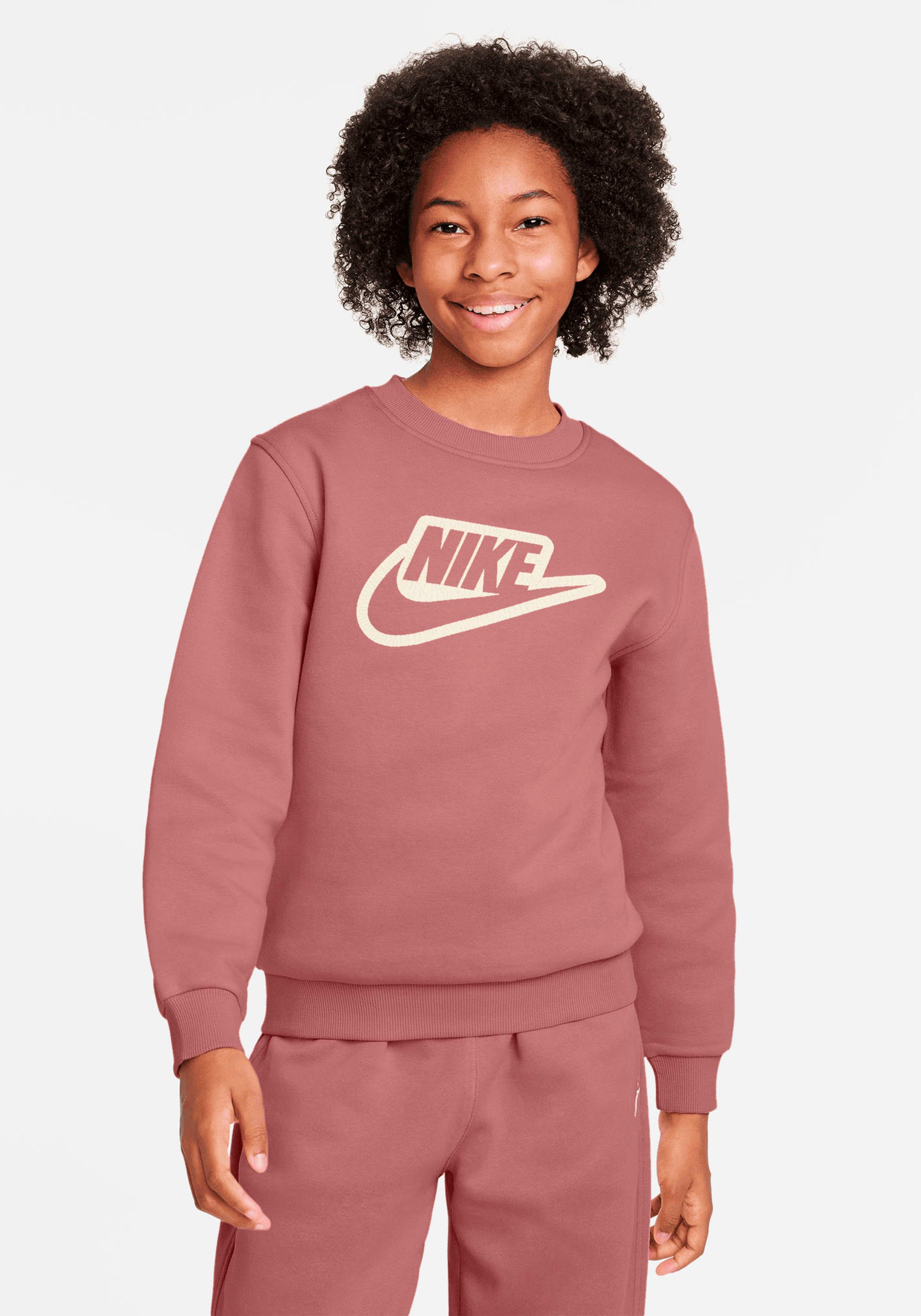 Nike Sportswear Sweatshirt K NSW CLUB+ CREW CREATE - für Kinder RED STARDUST/COCONUT MILK