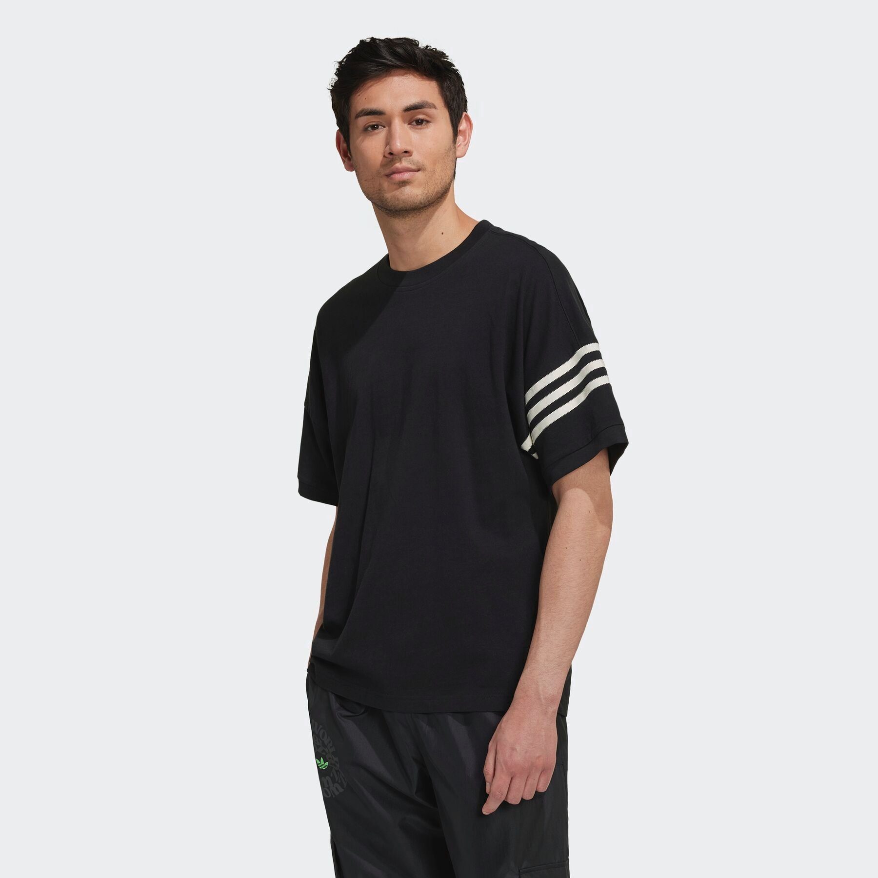 adidas Originals T-Shirt ADICOLOR NEUCLASSICS, Ein lockeres T-Shirt im  retro 3-Streifen Style.