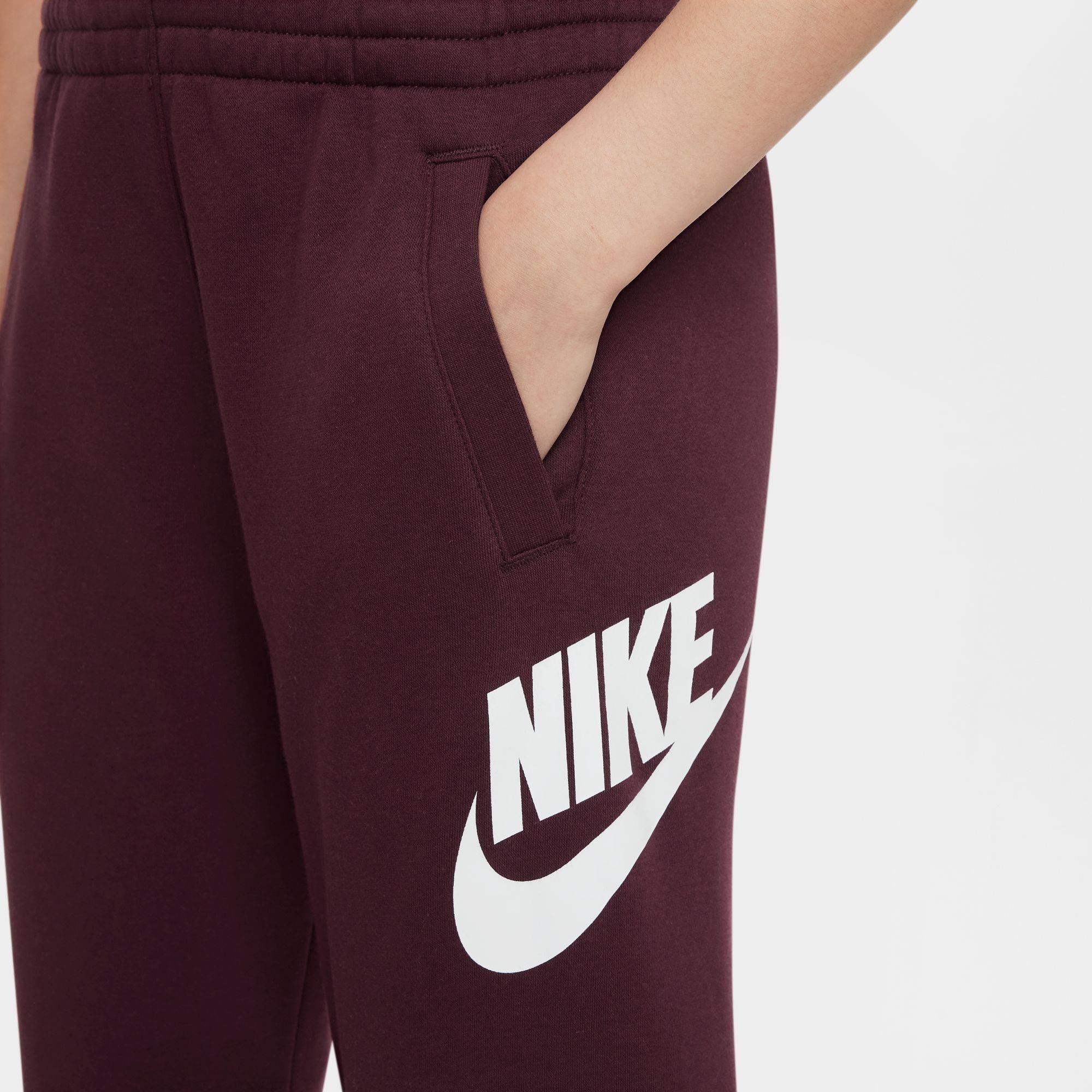BIG MAROON/WHITE FLEECE KIDS' Sportswear Nike NIGHT Jogginghose JOGGER PANTS CLUB