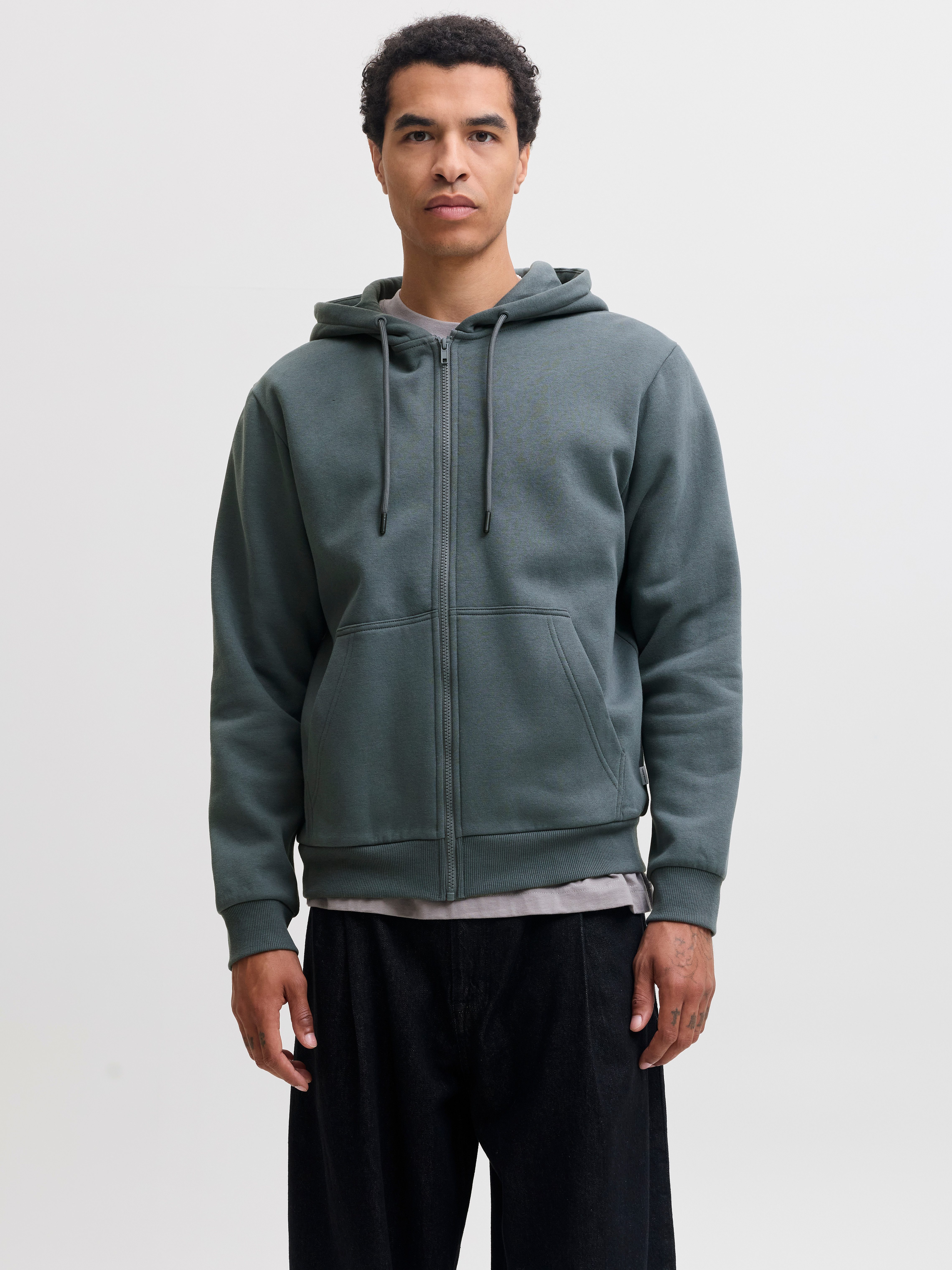 Jack & Jones Kapuzensweatjacke JJEBRADLEY mit Kapuze, ideal für kalte Jahreszeit Materialmix, relaxed fit