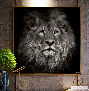 TPFLiving Kunstdruck (OHNE RAHMEN) Poster - Leinwand - Wandbild, Majestätischer Löwe vor schwarzem Hintergund (Verschiedene Größen), Farben: Leinwand bunt - Größe: 30x30cm
