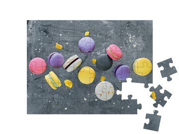 puzzleYOU Puzzle Bunte Macarons purzeln im freien Fal, 48 Puzzleteile, puzzleYOU-Kollektionen Kuchen, Essen und Trinken