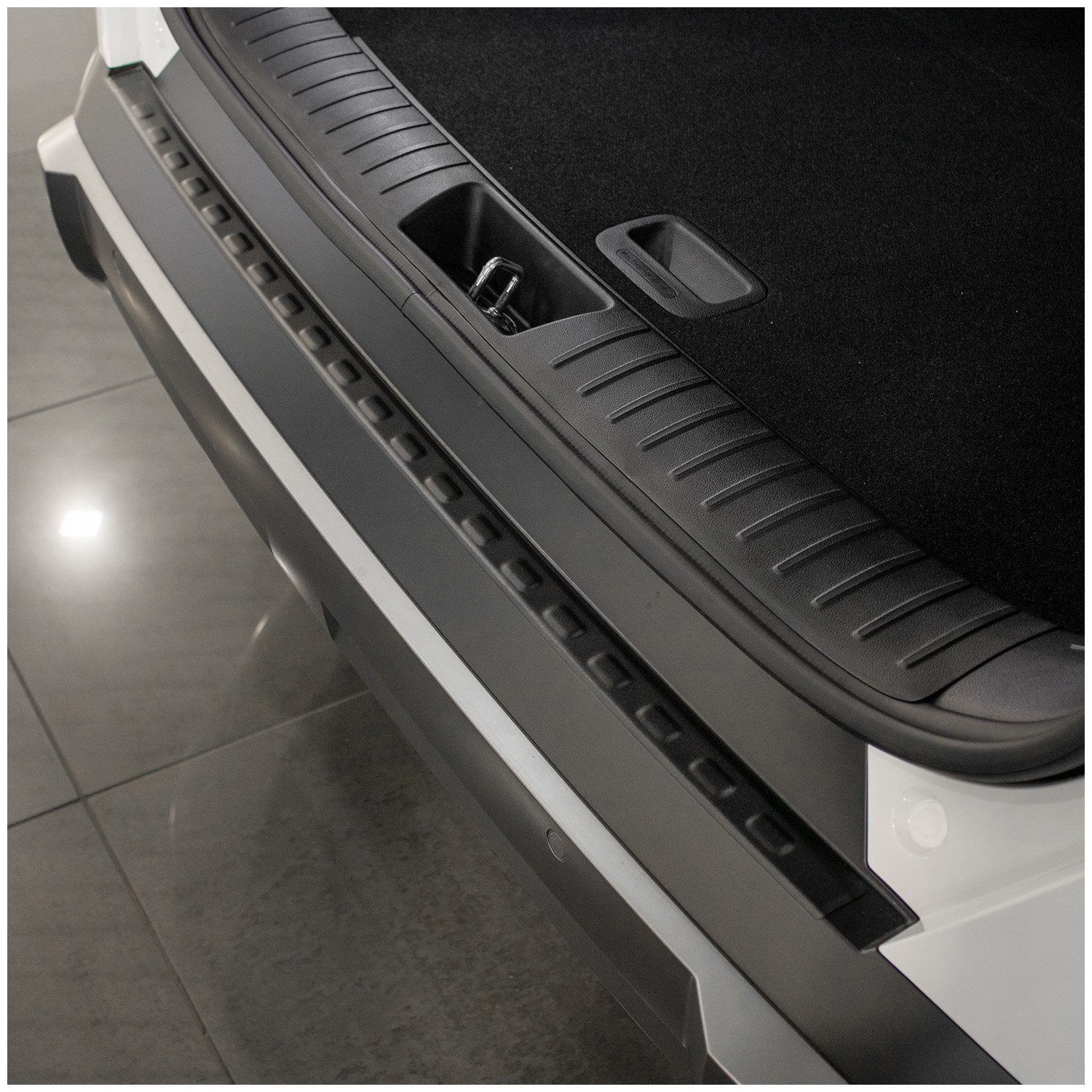 tuning-art Ladekantenschutz L3091 Edelstahl passgenau für Hyundai Kona 2 SX2 ab 07/2023-