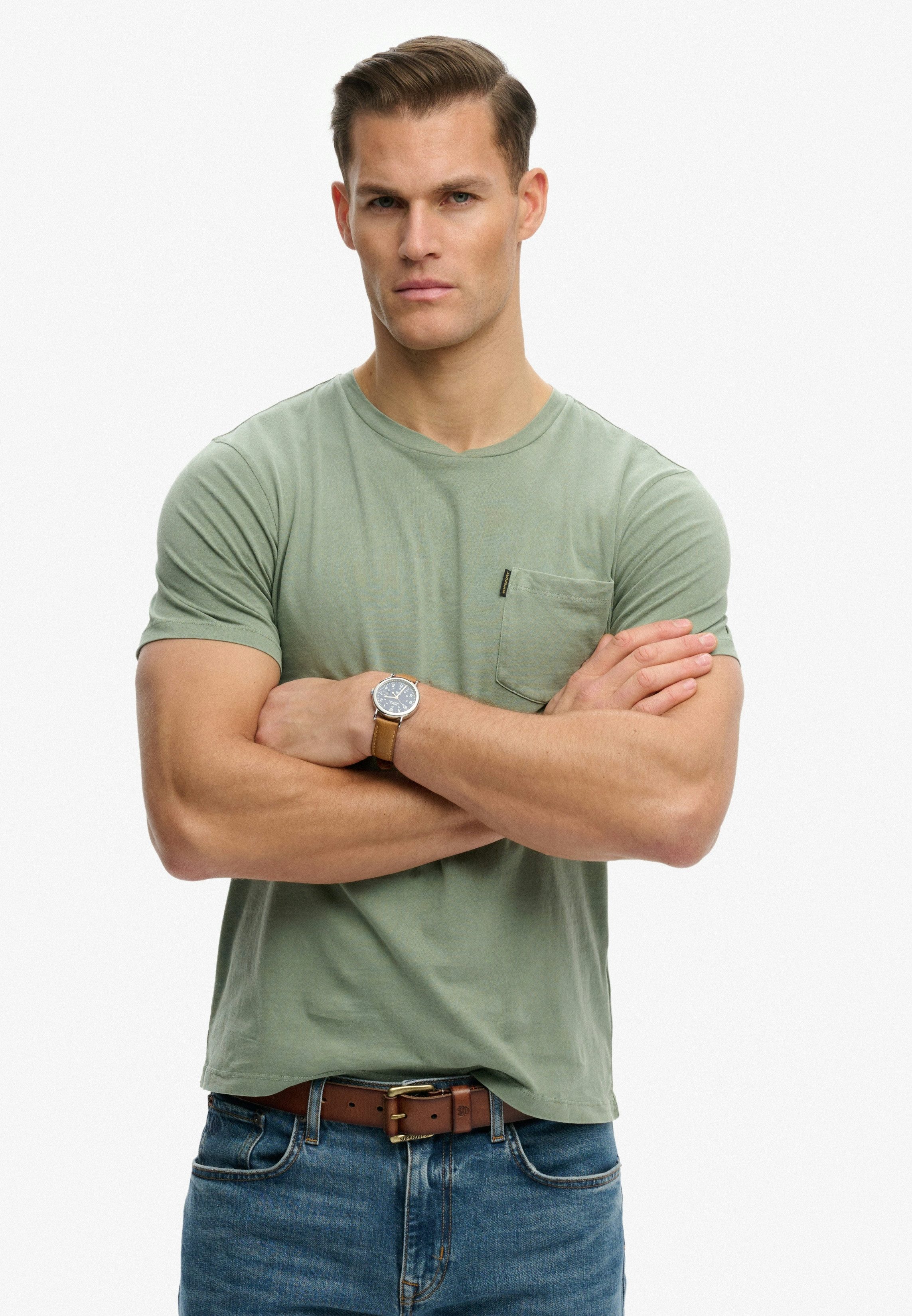 Superdry Rundhalsshirt CLASSIC ESSENTIAL POCKET TEE mit stylischer, aufgesetzter Brusttasche