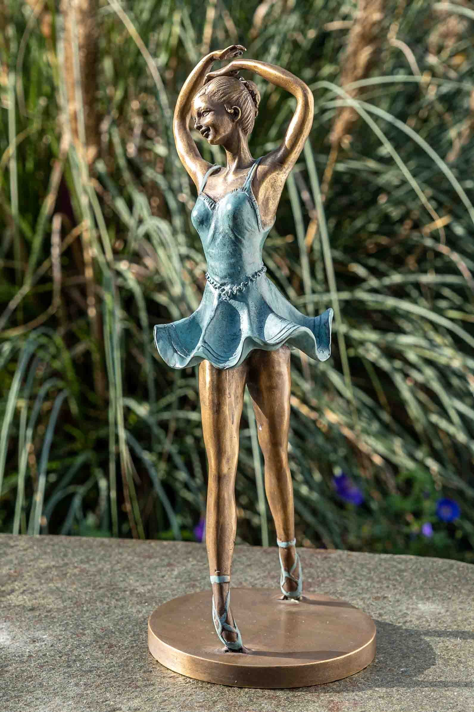 IDYL Gartenfigur IDYL Bronze-Skulptur Tanzendes gegen Langlebig witterungsbeständig Regen Hand Wachsausschmelzverfahren Mädchen, und werden gegossen – von in – in Die sehr UV-Strahlung. und Bronze Frost, patiniert. Bronze robust Modelle –