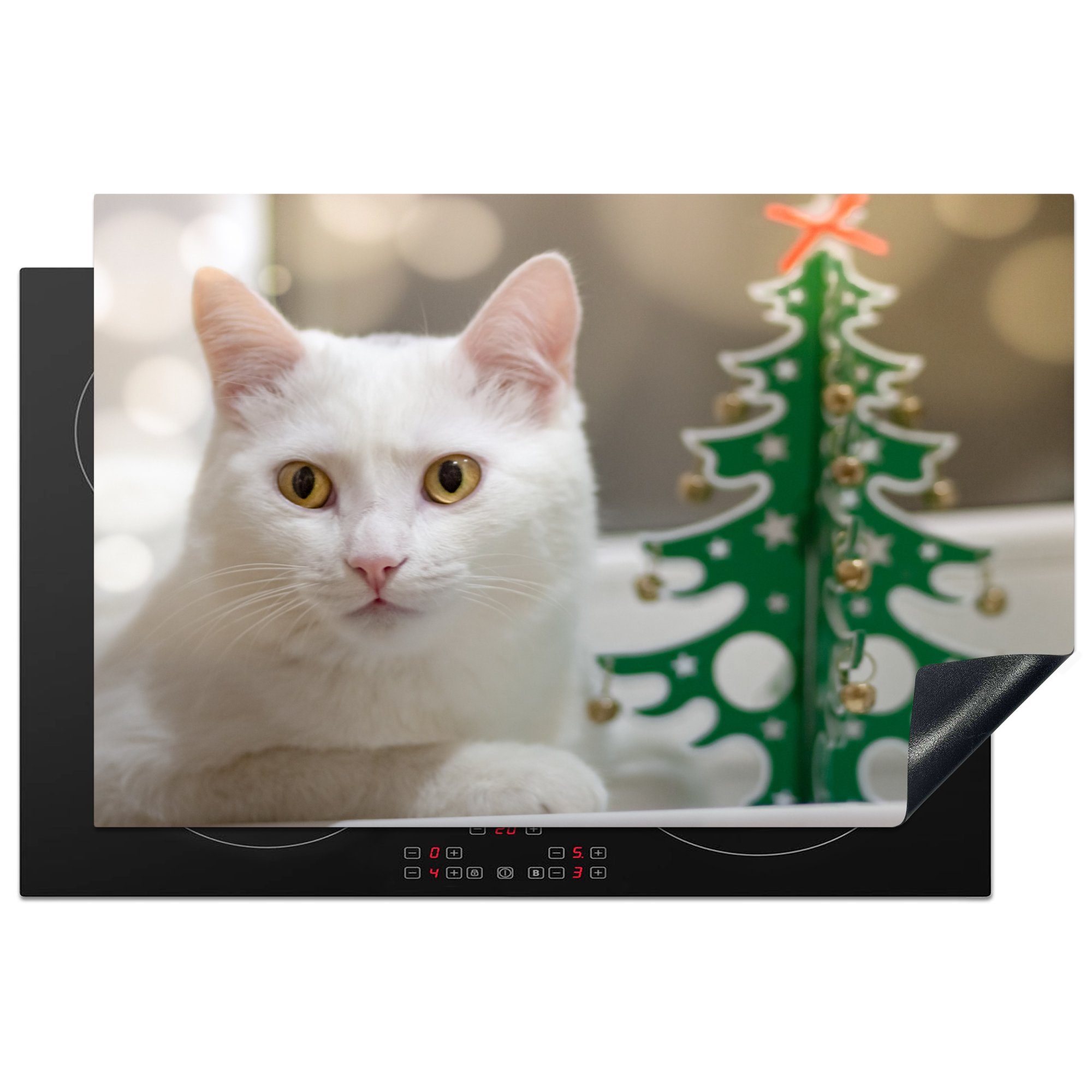 MuchoWow Herdblende-/Abdeckplatte Weiße Katze neben einem Papierweihnachtsbaum liegend, Vinyl, (1 tlg), 81x52 cm, Induktionskochfeld Schutz für die küche, Ceranfeldabdeckung