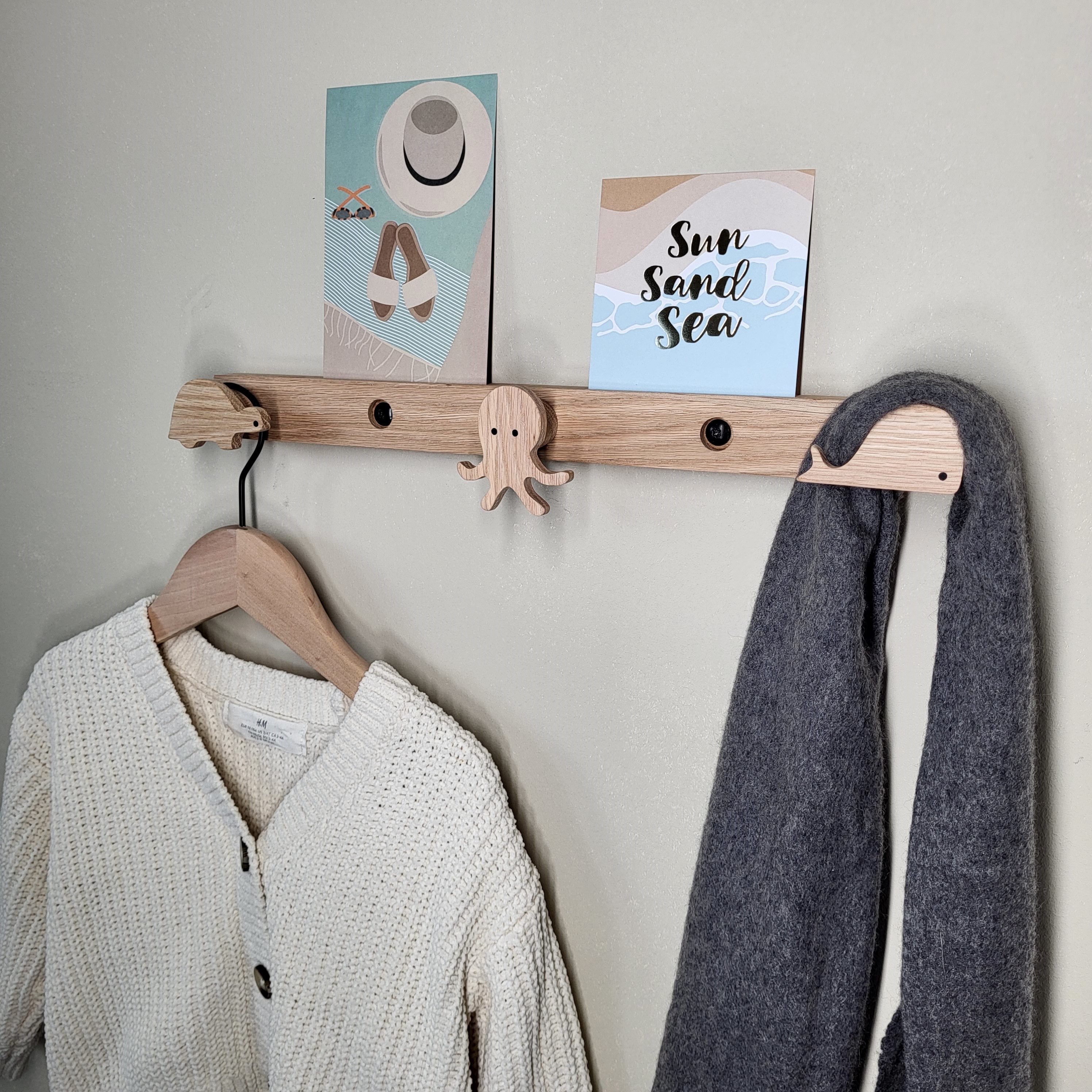 ScandiHooks Garderobenleiste Meerestiere Garderobenleiste für Kinder aus massivem Eichenholz, Plastikfreie und papierbasierte Verpackung und klimaneutraler Versand
