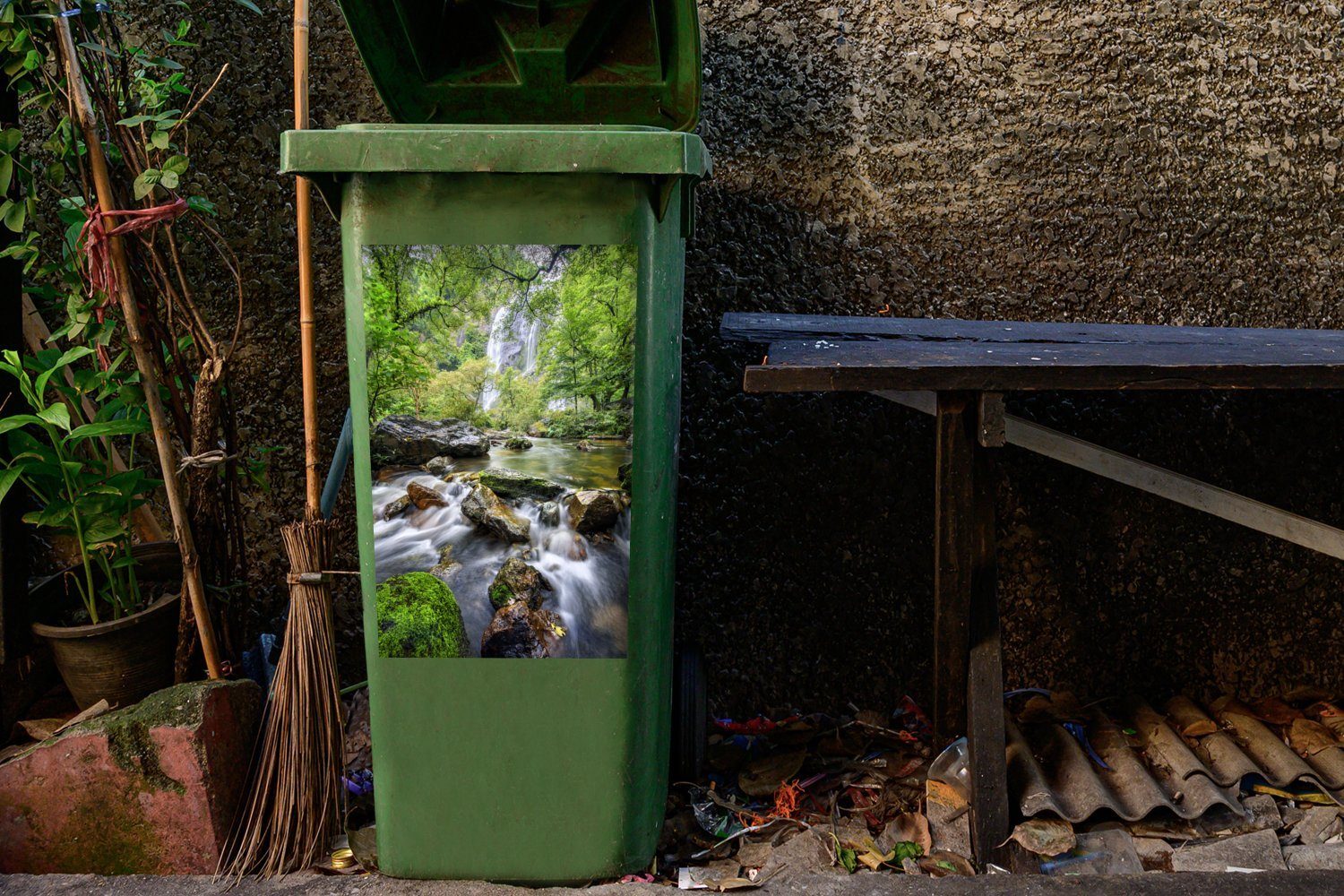 Container, Klong-Lan-Nationalpark Der Abfalbehälter Mülltonne, MuchoWow im Kaskaden St), in Mülleimer-aufkleber, Sticker, stürzt Wasserfall hohe Wandsticker über (1