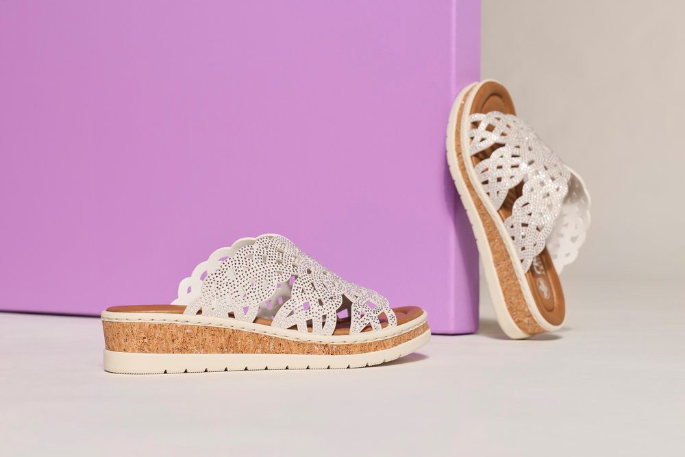 Rieker Pantolette Sommerschuh, Hausschuh, Keilabsatz, mit Glitzersteine