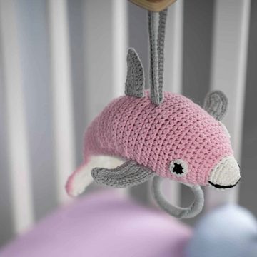 SindiBaba Spieluhr Handgefertigte Delfin -Spieluhr SindiBaba rosa gehäkelt, Mit herausnehmbarem Spielwerk
